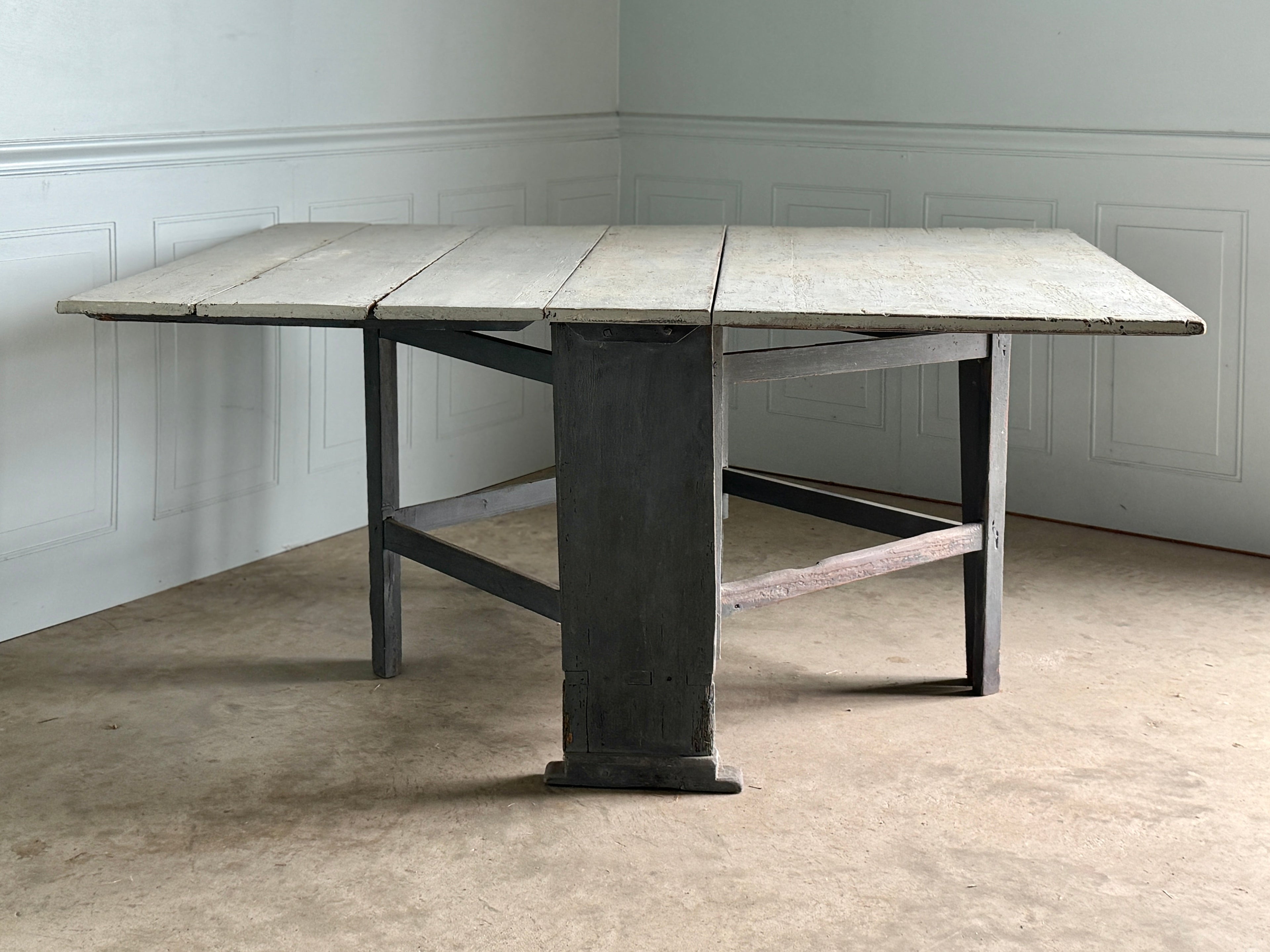 Table suédoise antique à pieds en forme de porte, vers 1820-1840