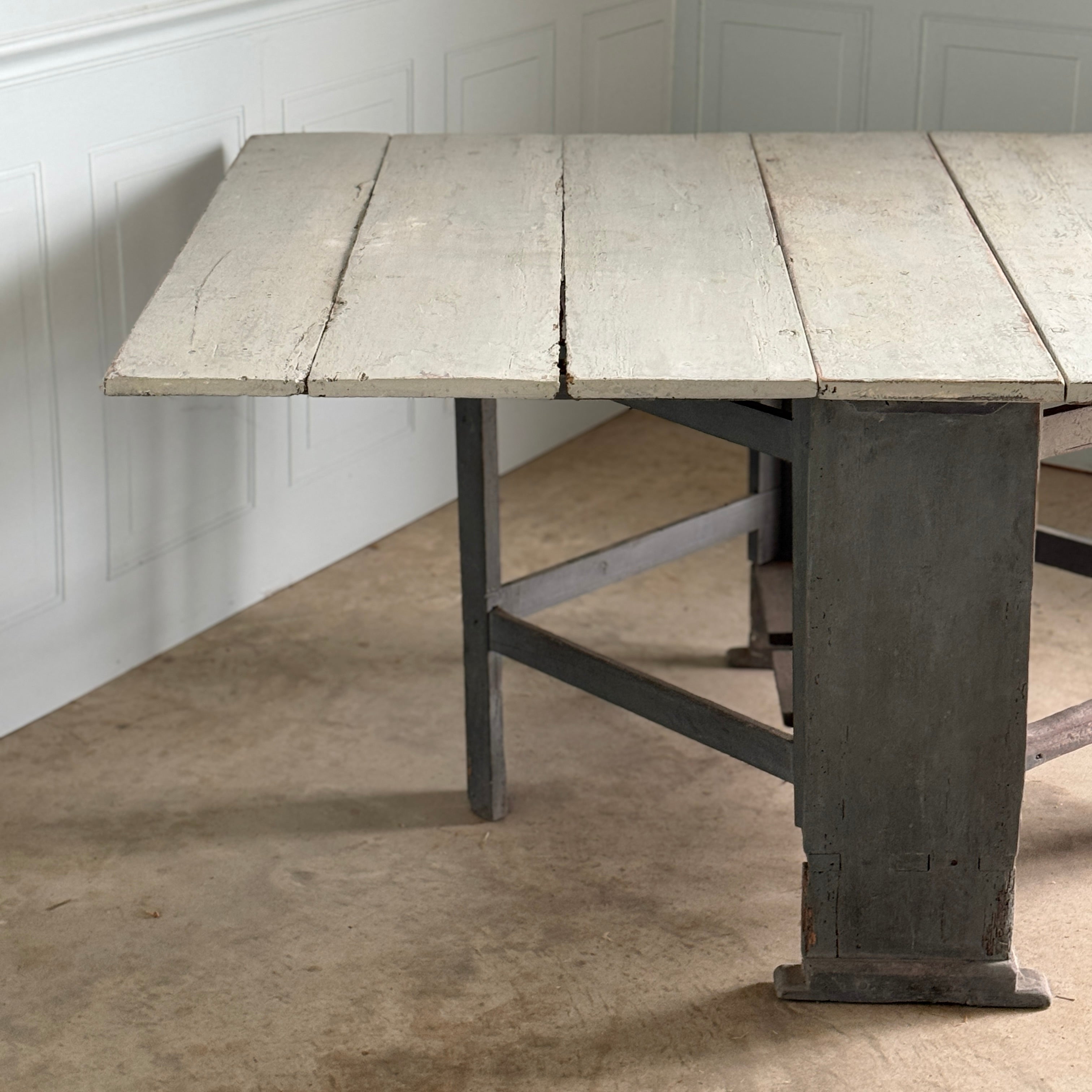 Table suédoise antique à pieds en forme de porte, vers 1820-1840