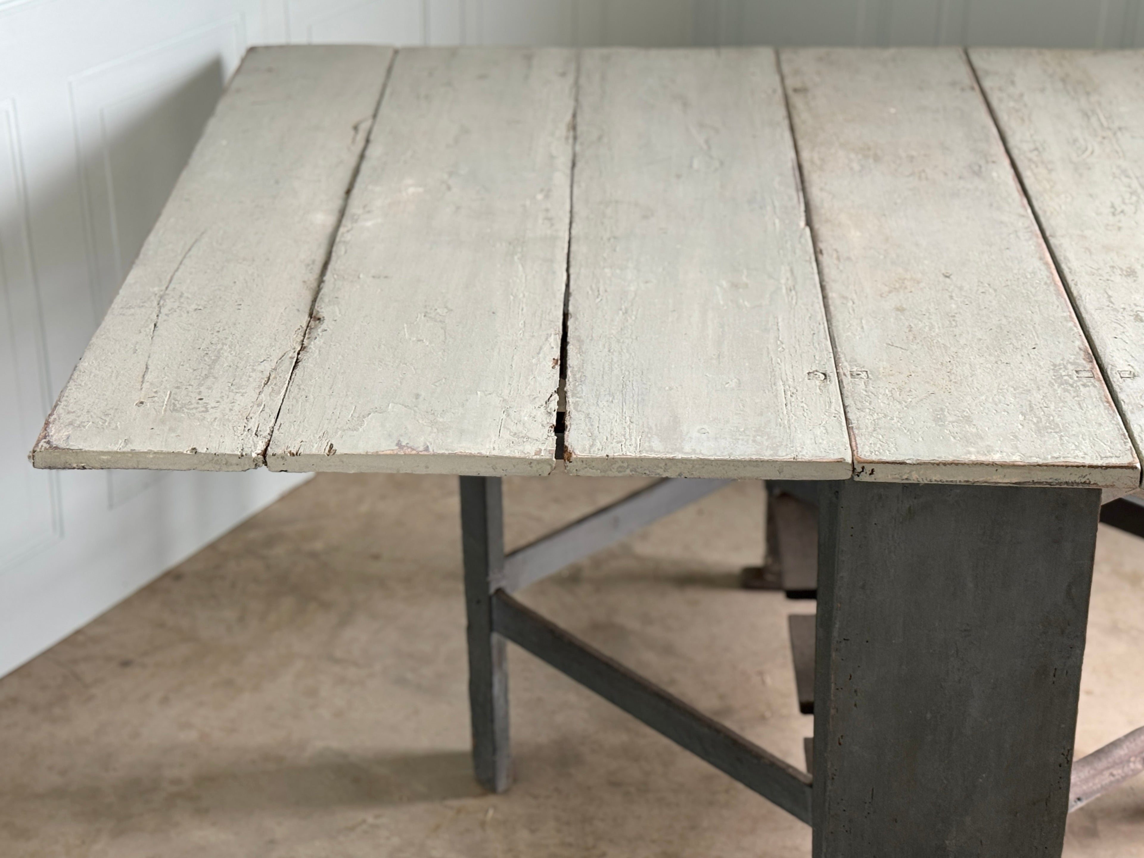 Table suédoise antique à pieds en forme de porte, vers 1820-1840