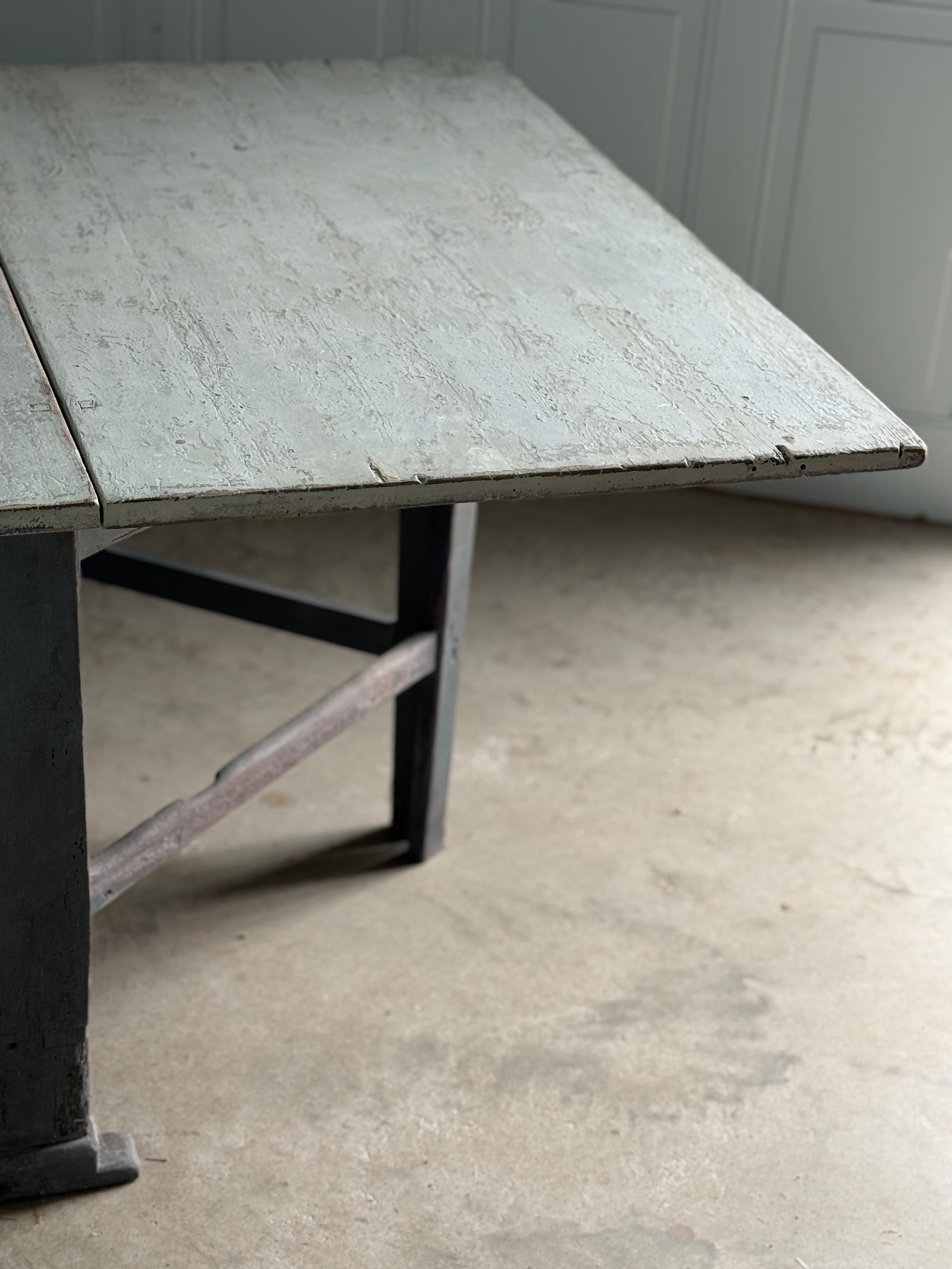 Table suédoise antique à pieds en forme de porte, vers 1820-1840