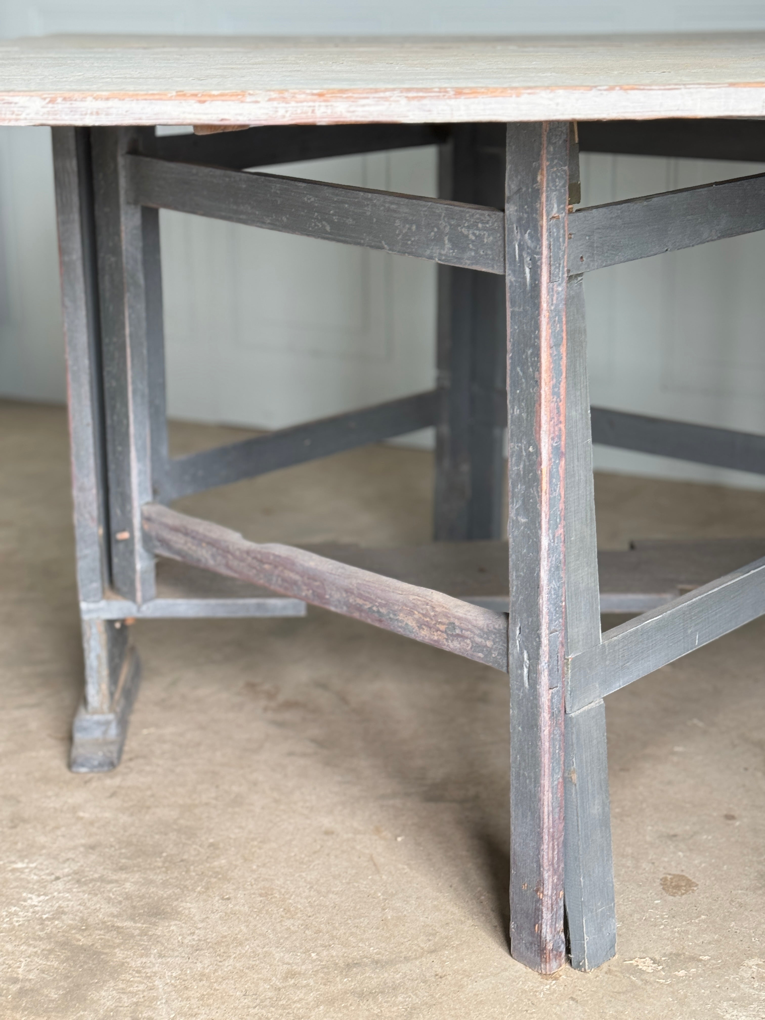 Table suédoise antique à pieds en forme de porte, vers 1820-1840