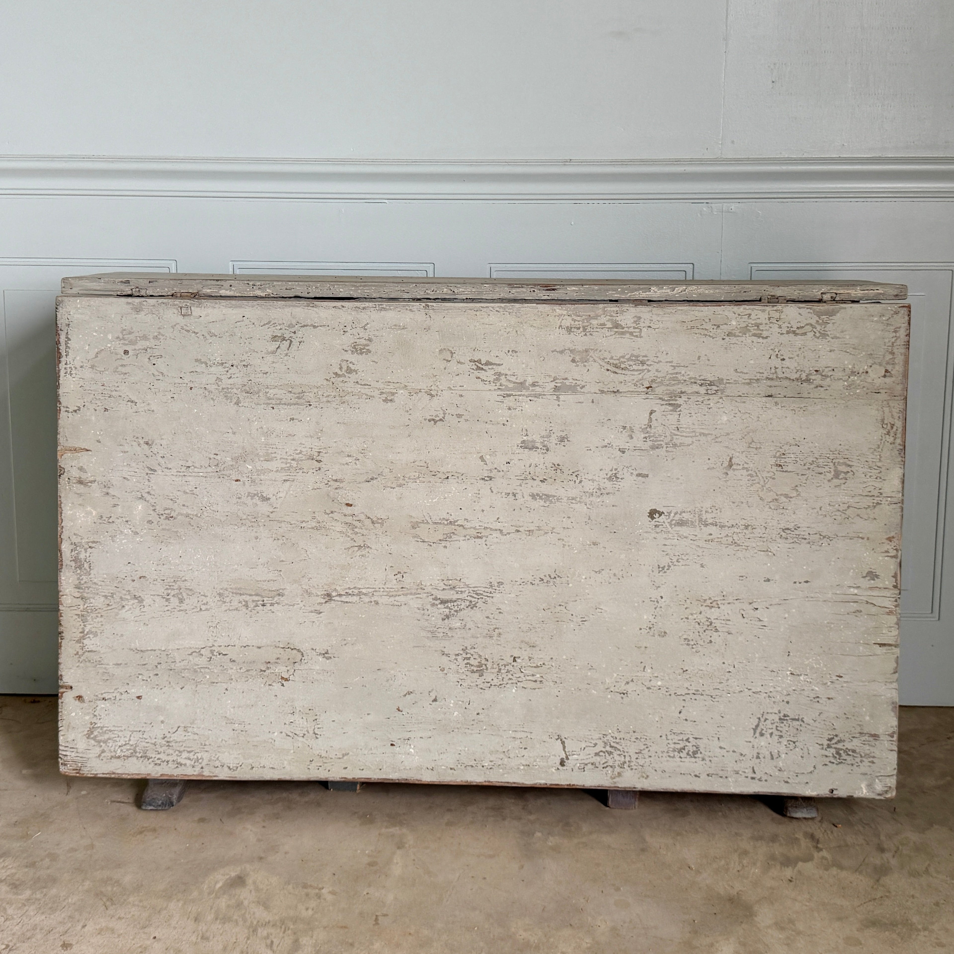 Table suédoise antique à pieds en forme de porte, vers 1820-1840