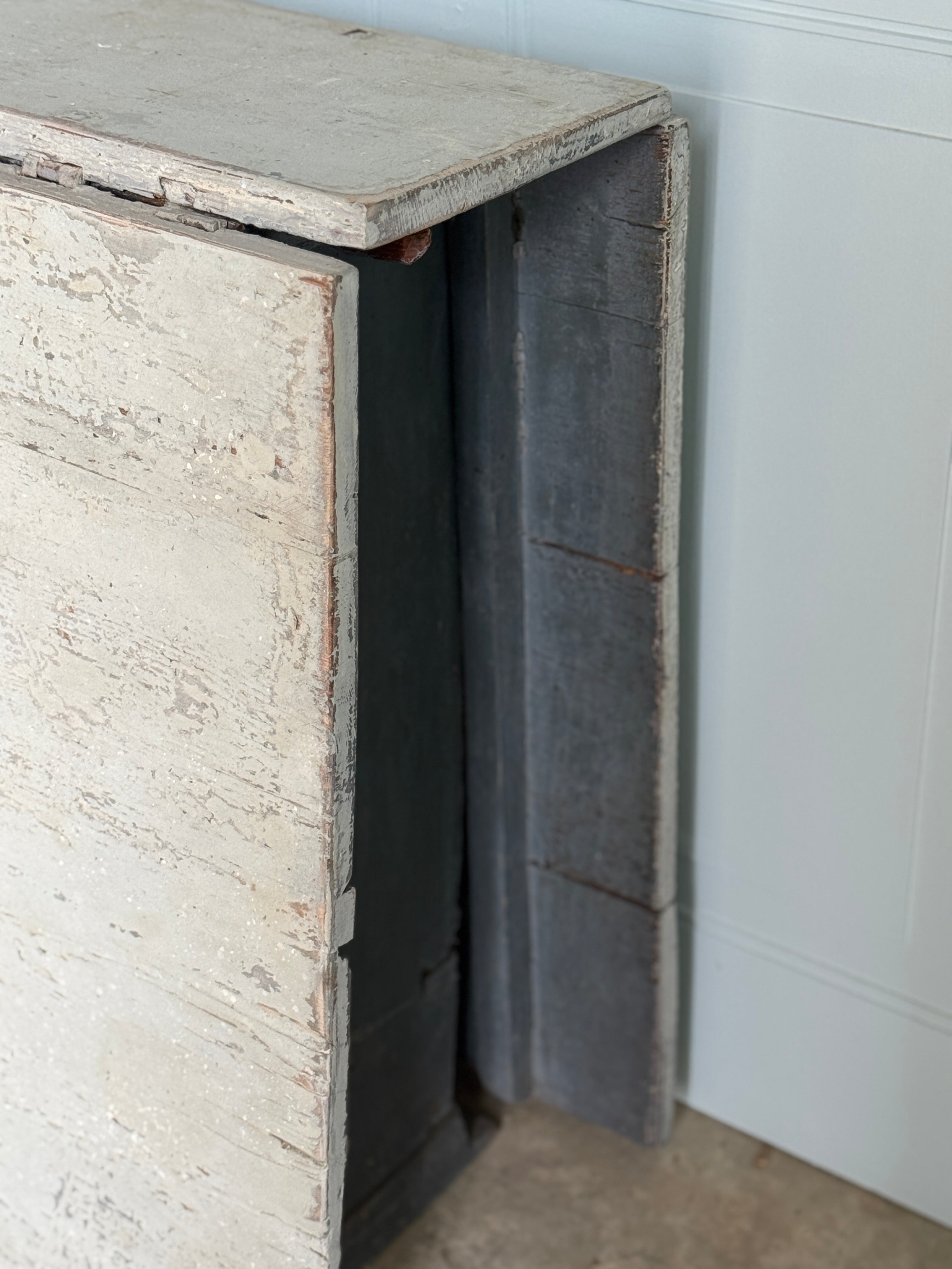 Table suédoise antique à pieds en forme de porte, vers 1820-1840