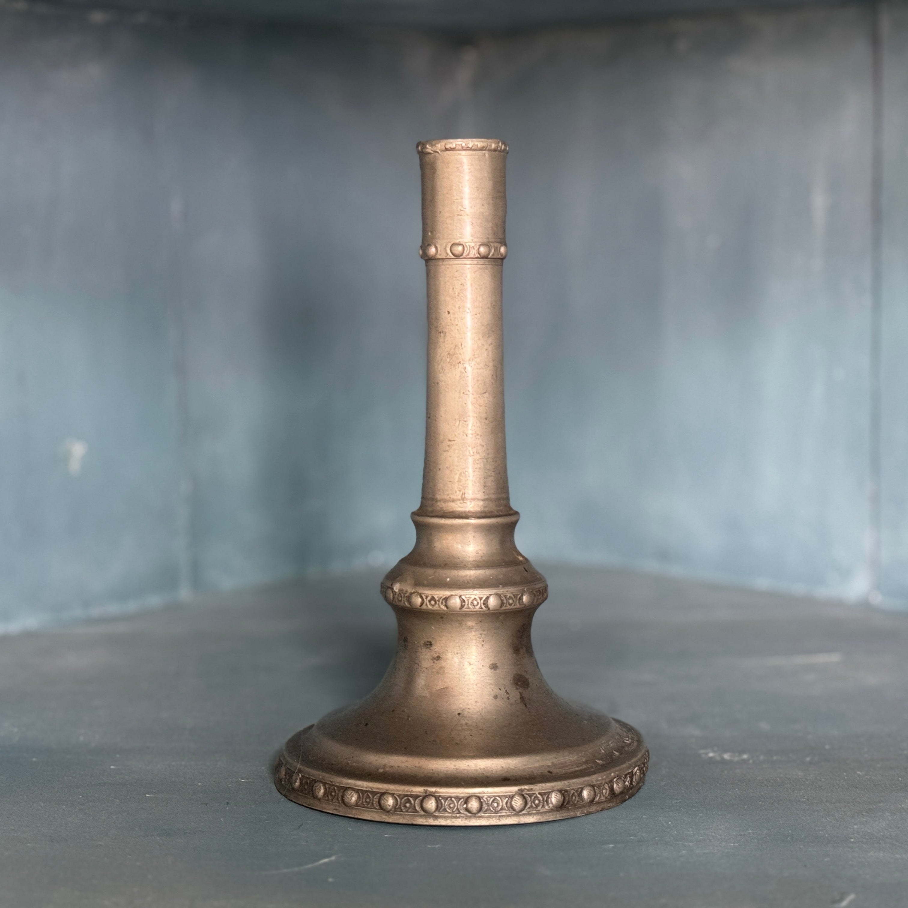 Bougeoir en étain hollandais signé