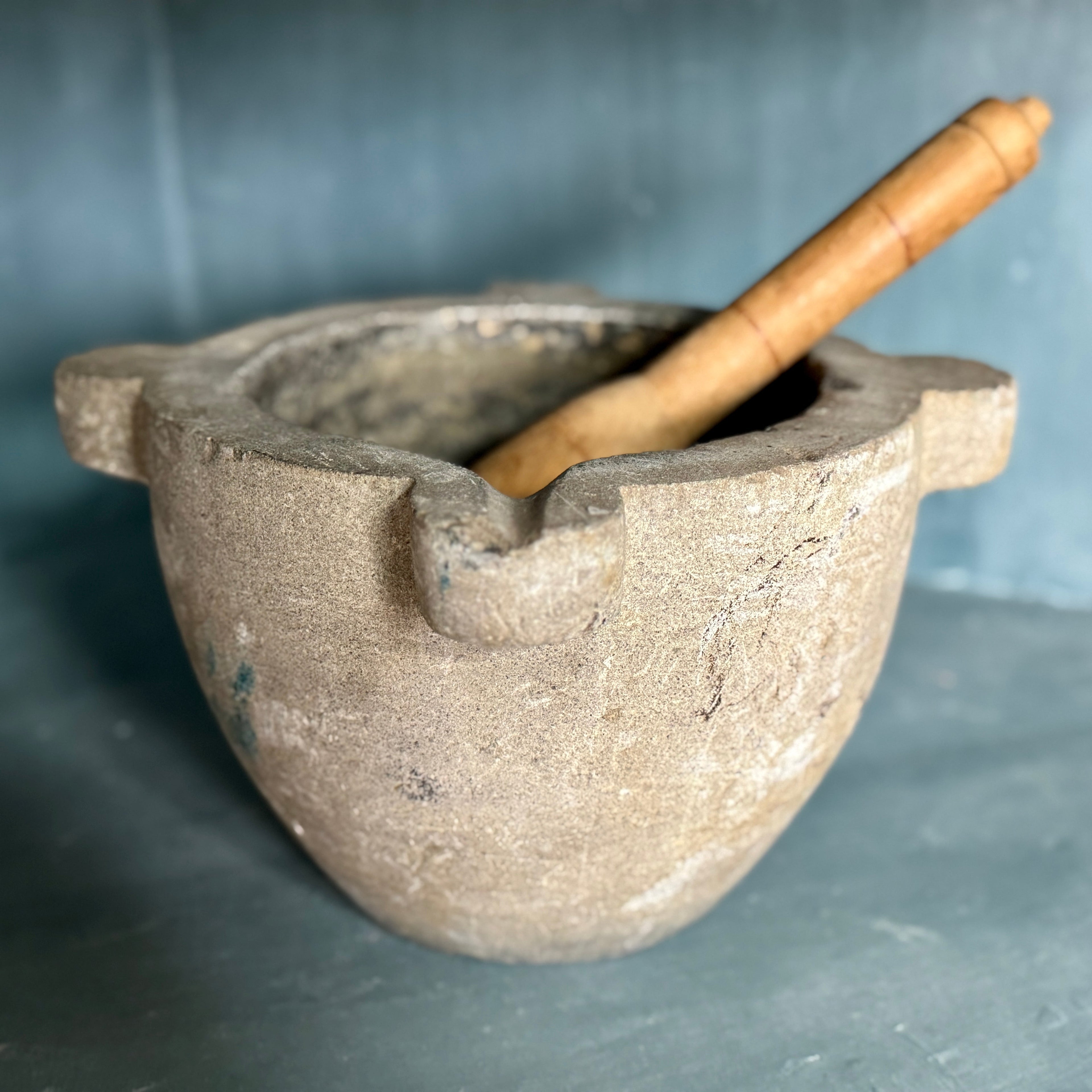 Grand mortier et pilon en pierre vintage