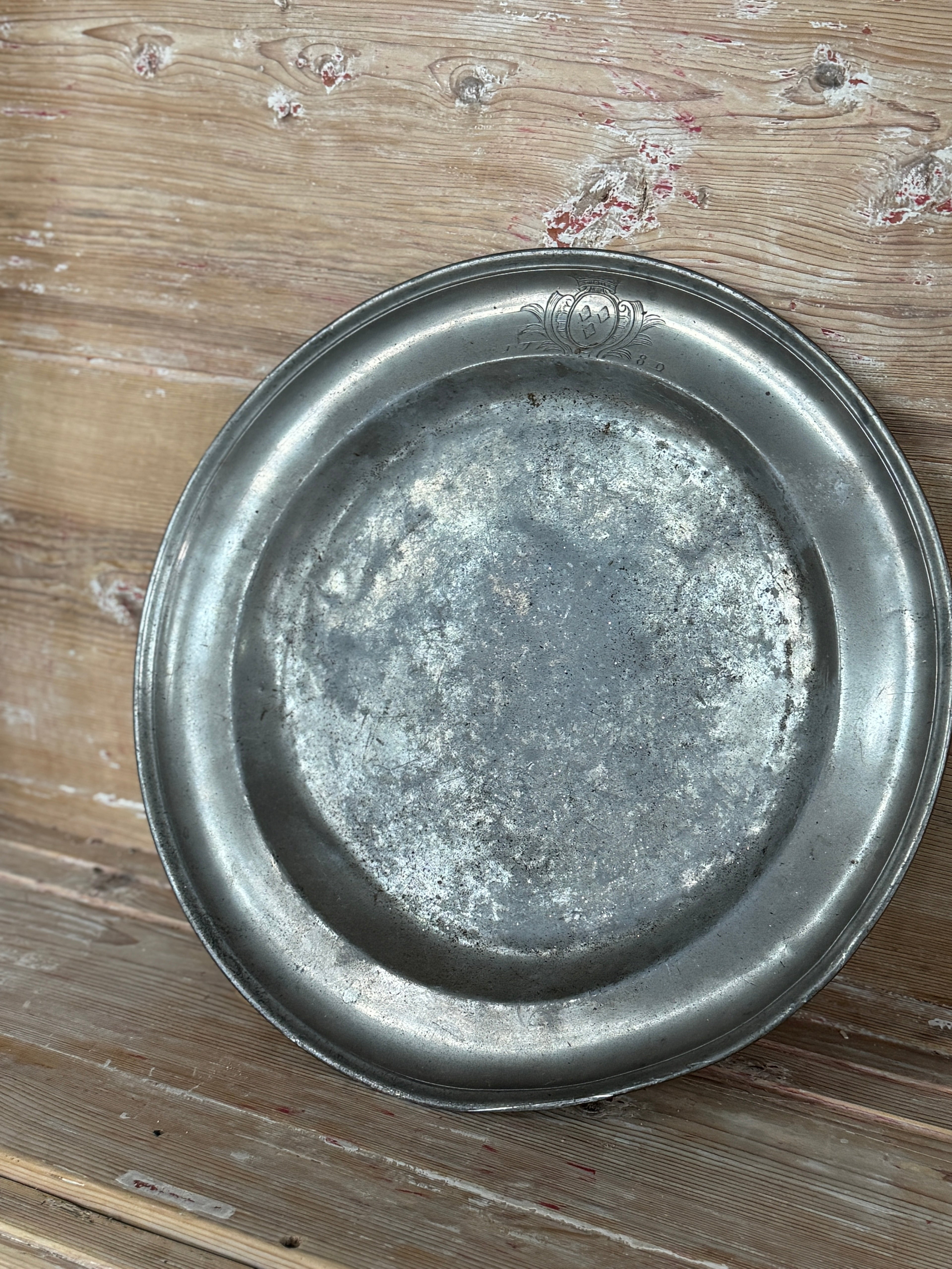 Assiette de présentation en étain antique, Jeux de Loire - XL