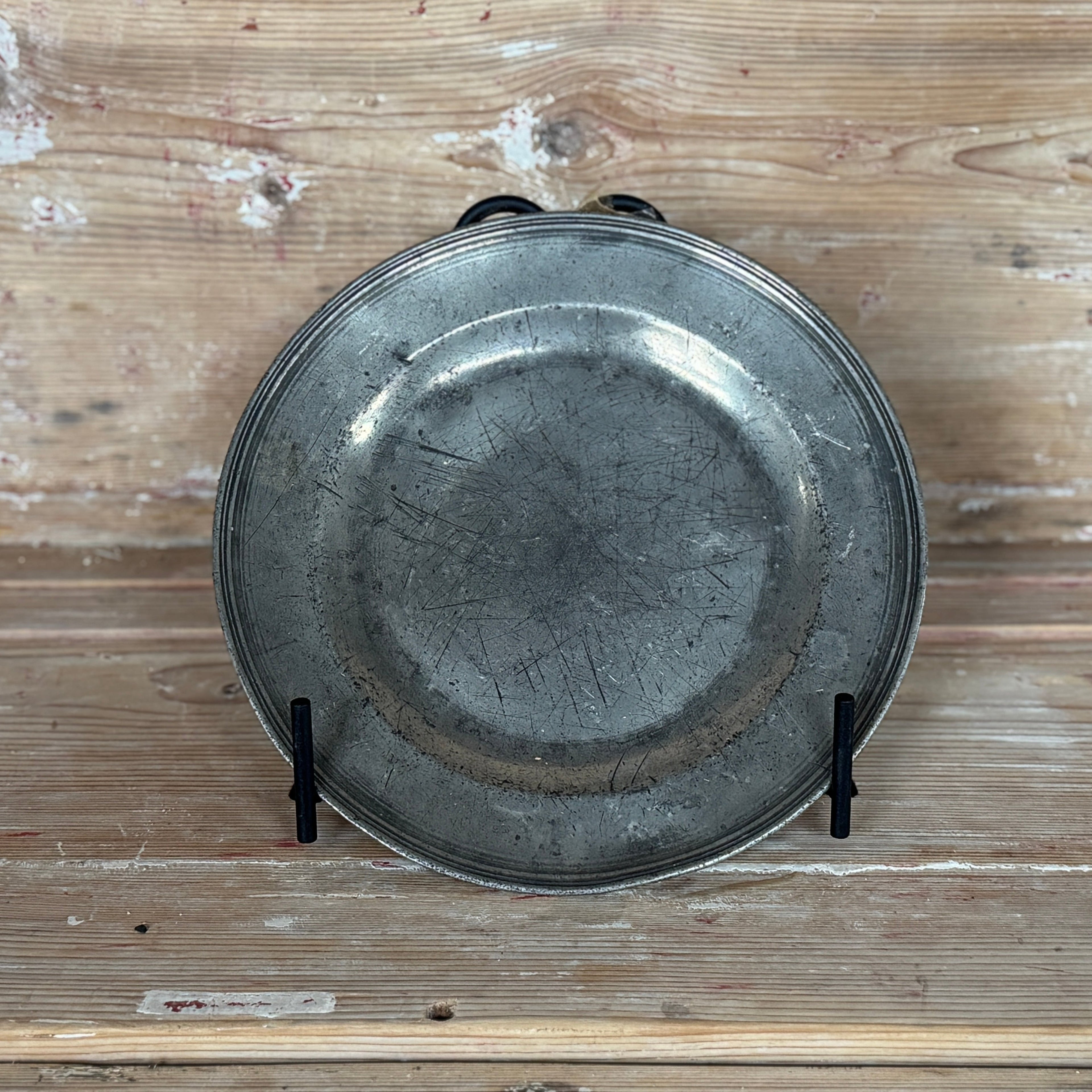 Assiette de présentation en étain antique, Jeux de Loire - Petite