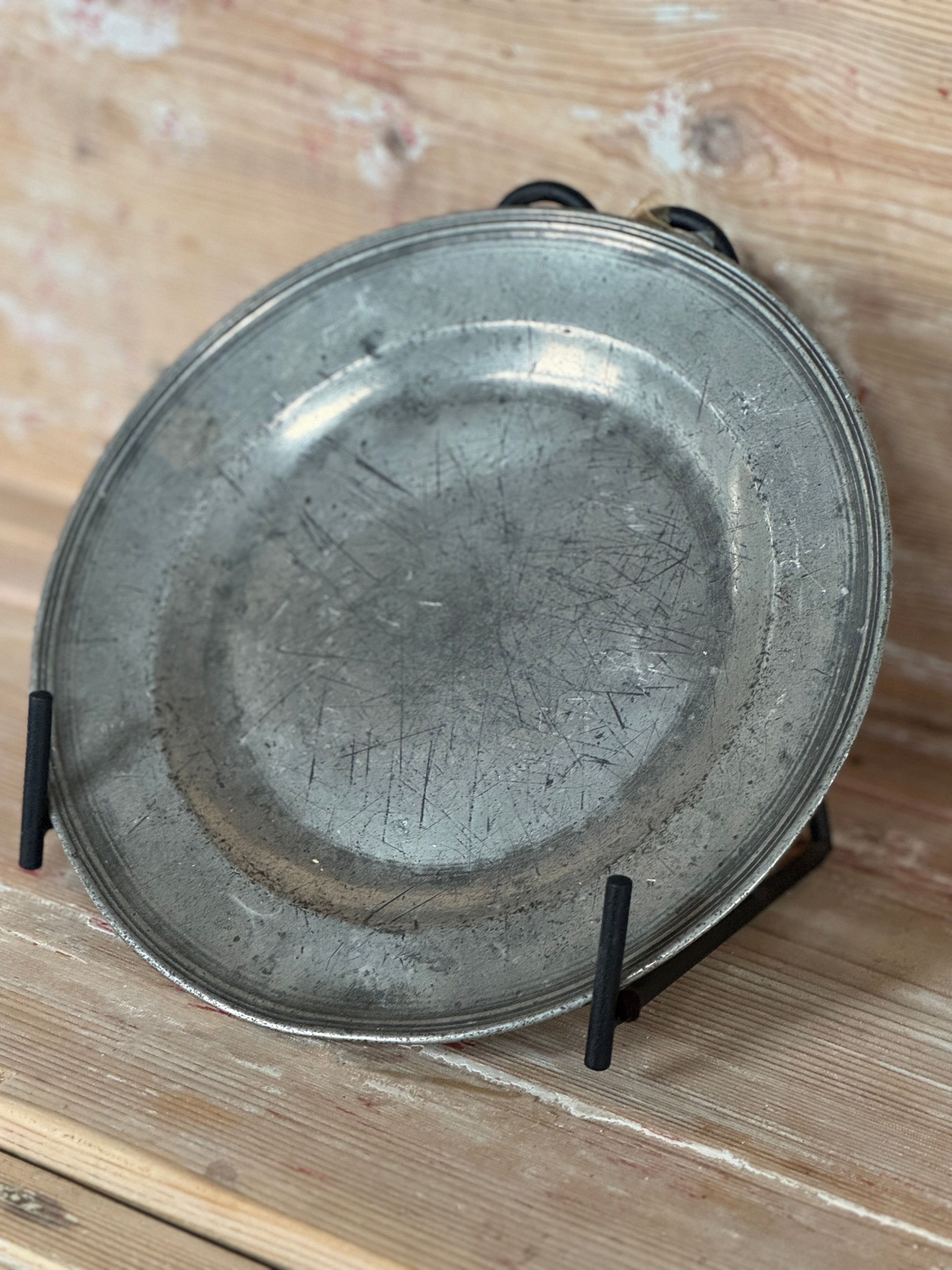 Assiette de présentation en étain antique, Jeux de Loire - Petite