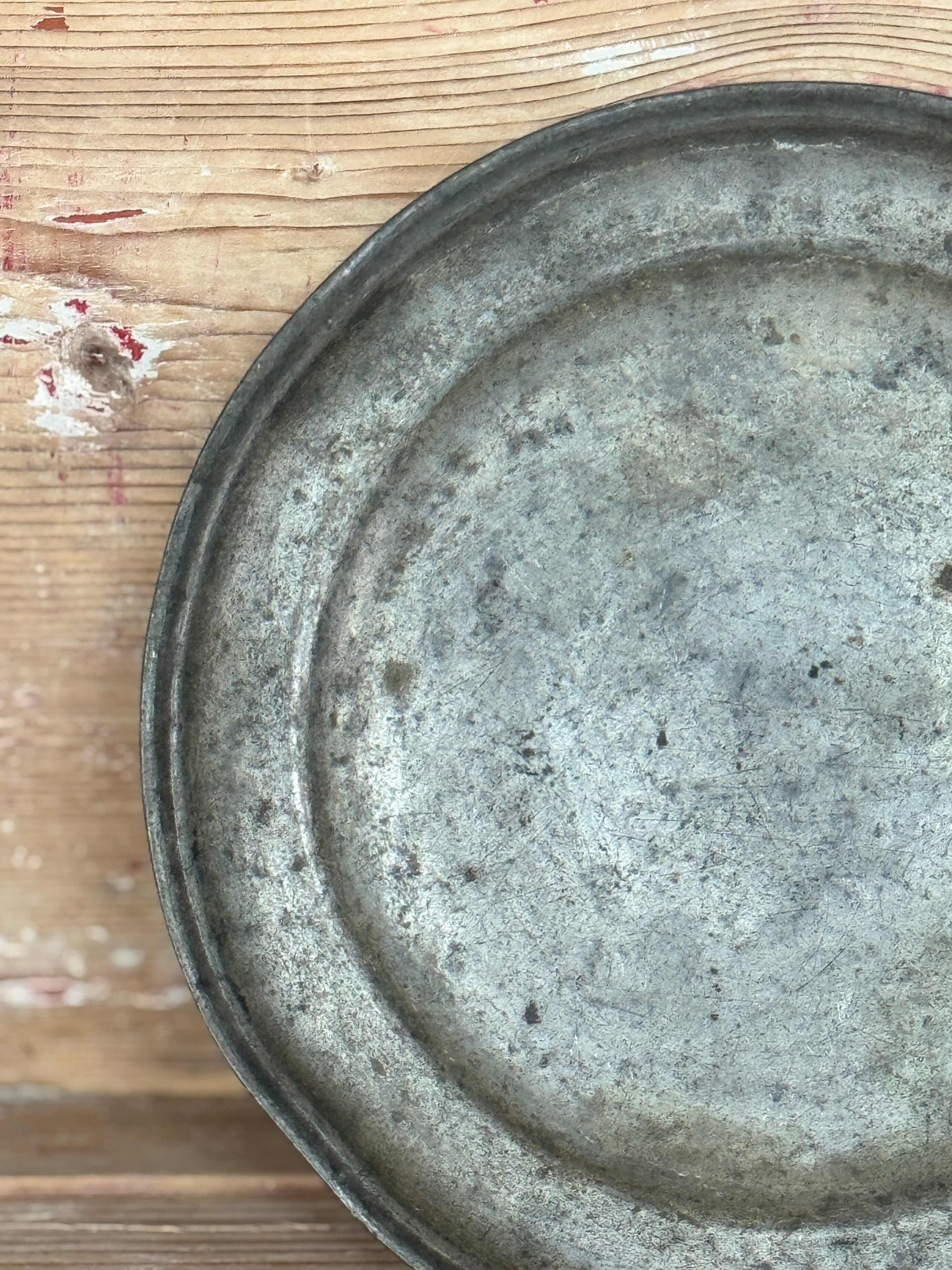 Assiette de présentation en étain antique, Jeux de Loire - Grande