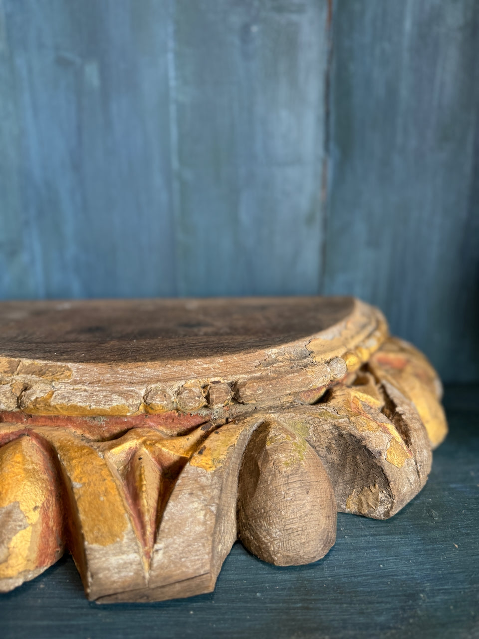 Fragment architectural européen antique en bois doré