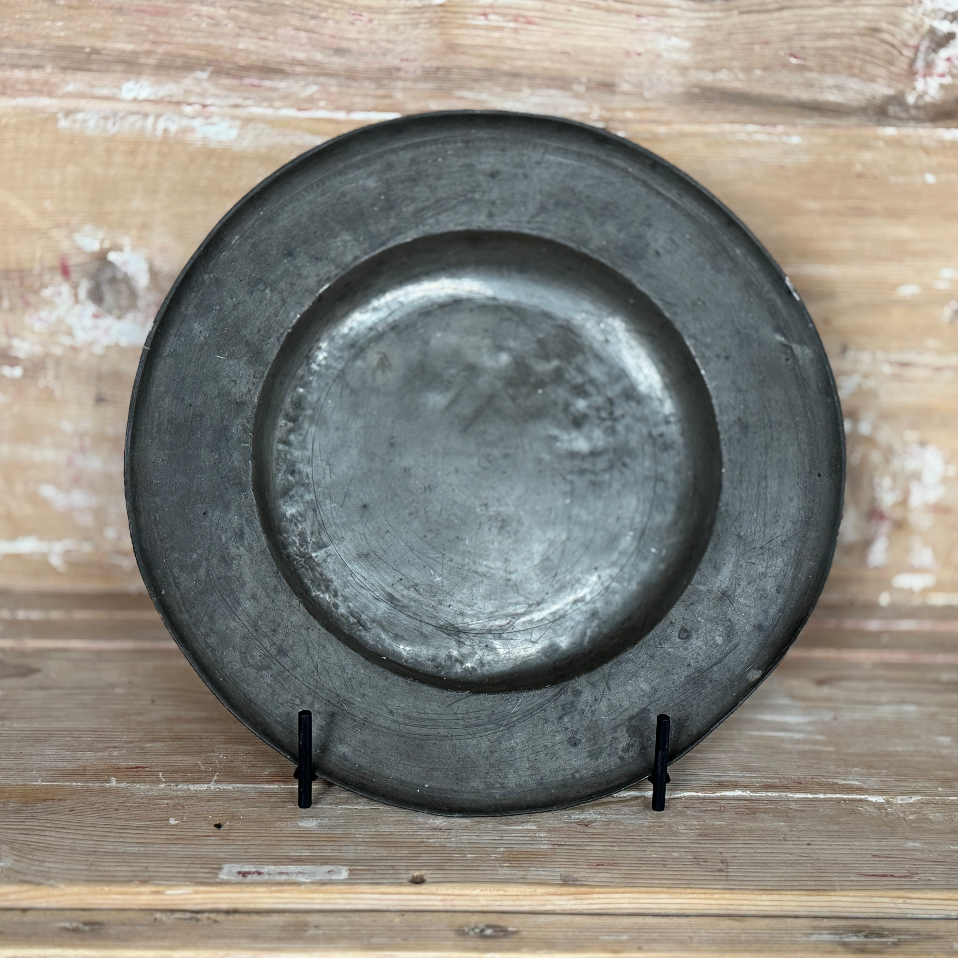 Assiette de présentation en étain antique, Jeux de Loire - Grande