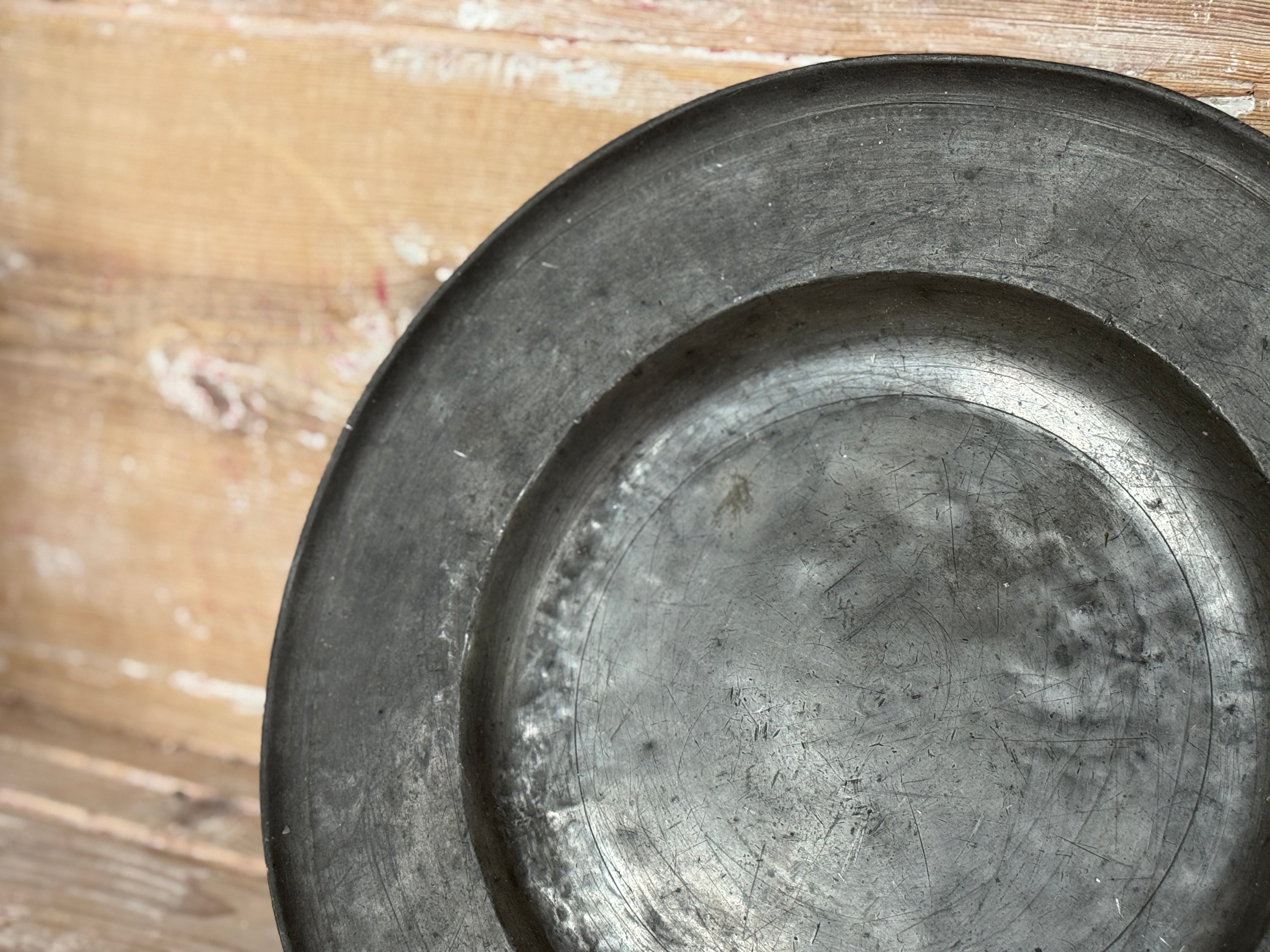 Assiette de présentation en étain antique, Jeux de Loire - Grande