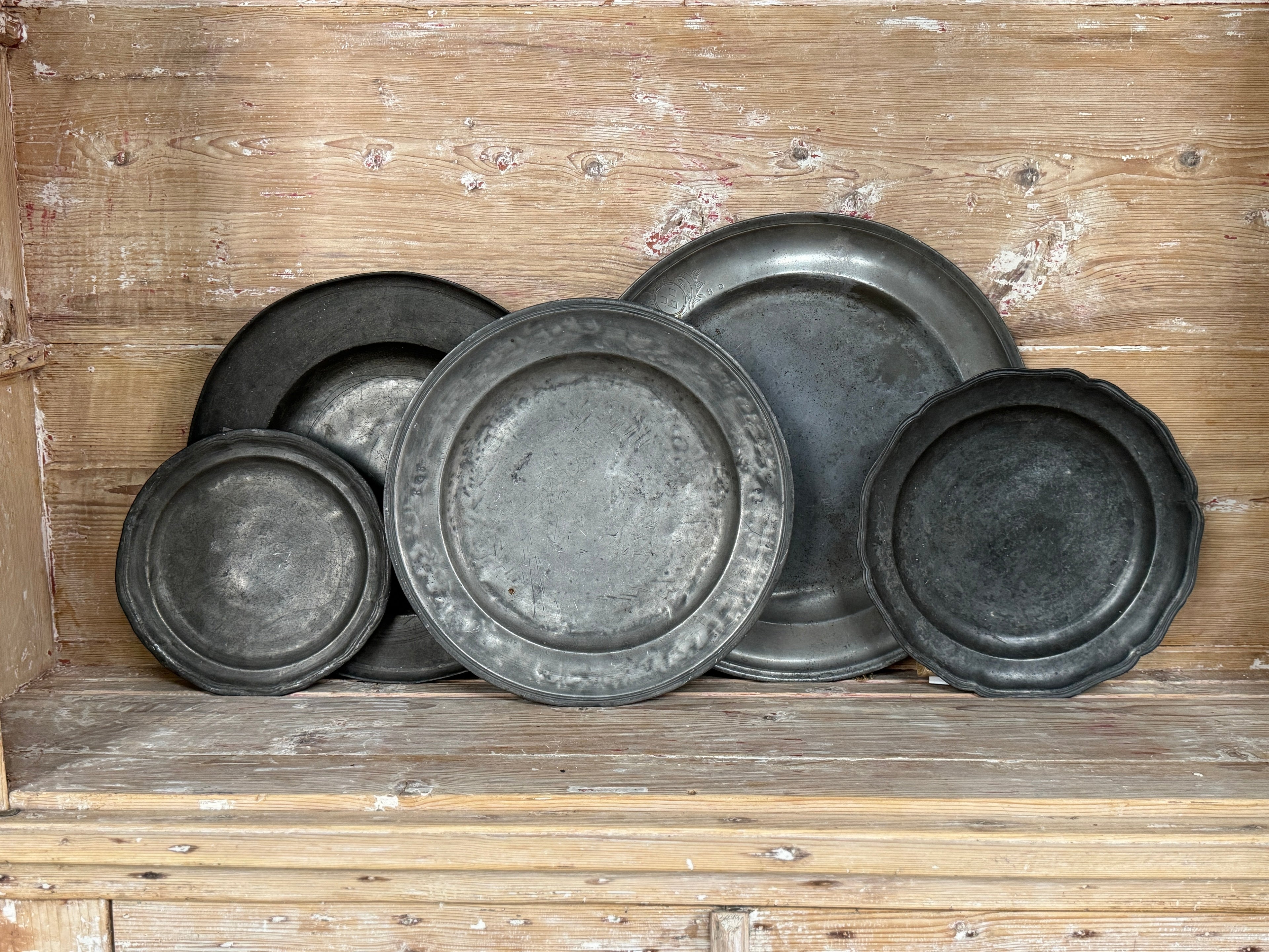 Assiette de présentation en étain antique, Jeux de Loire - Grande