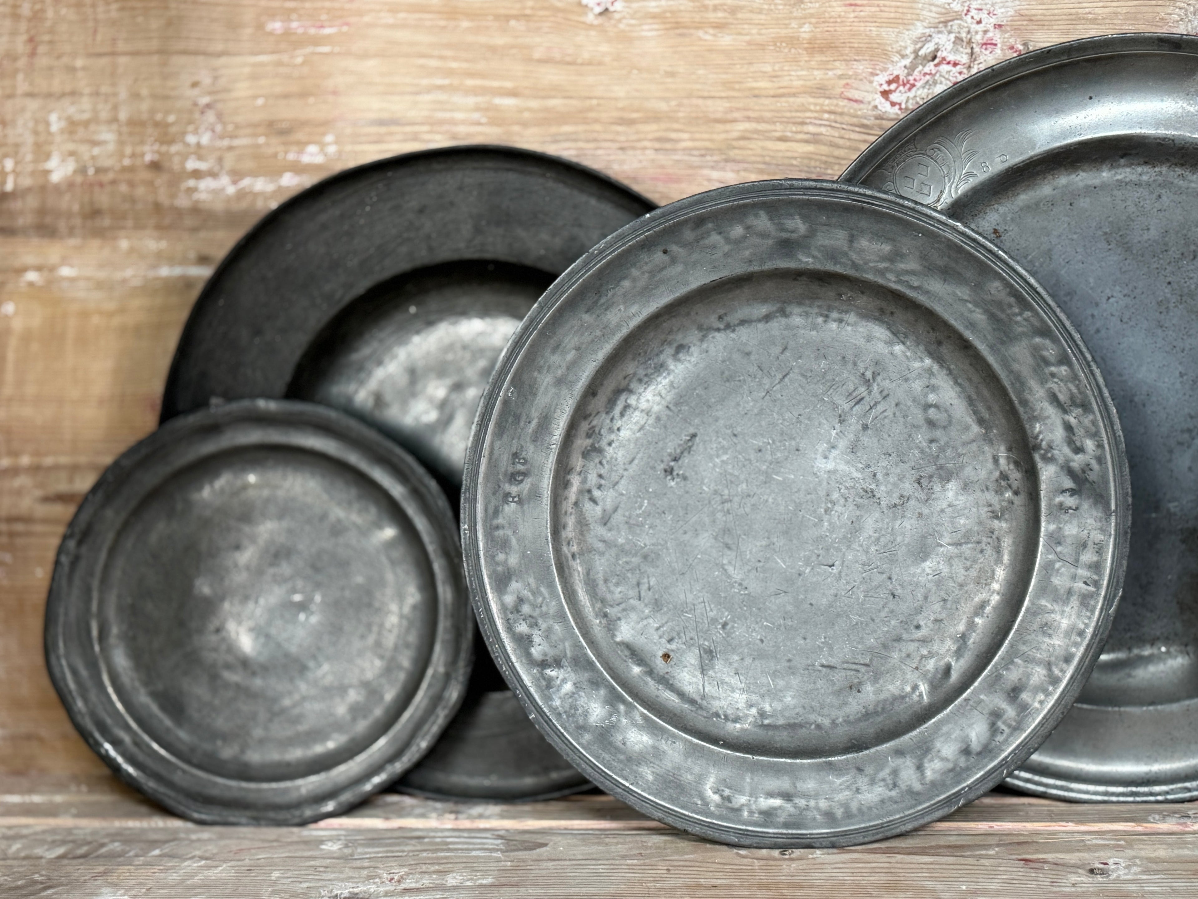 Assiette de présentation en étain antique, Jeux de Loire - Grande