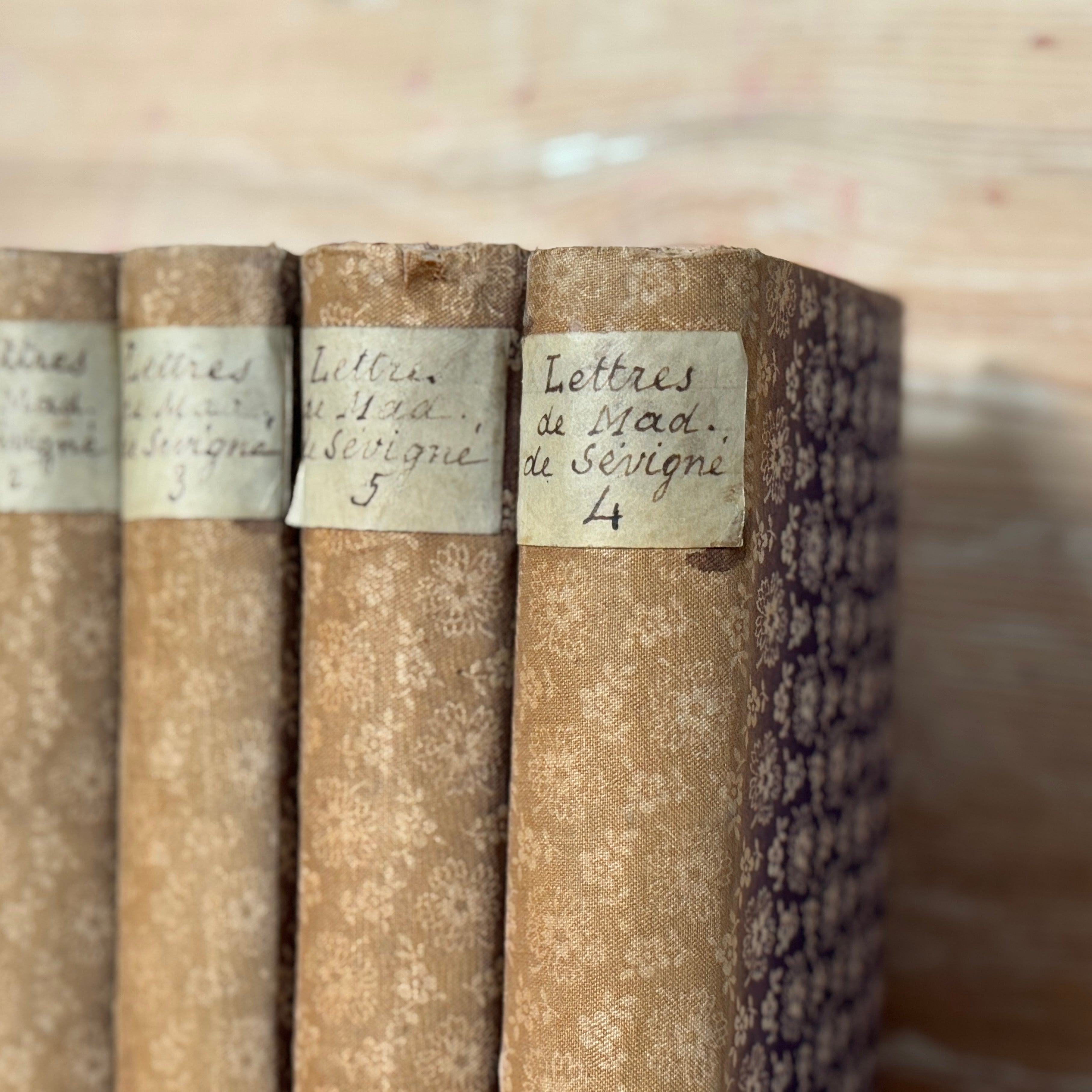 Livres anciens à motifs textiles, lot de 5