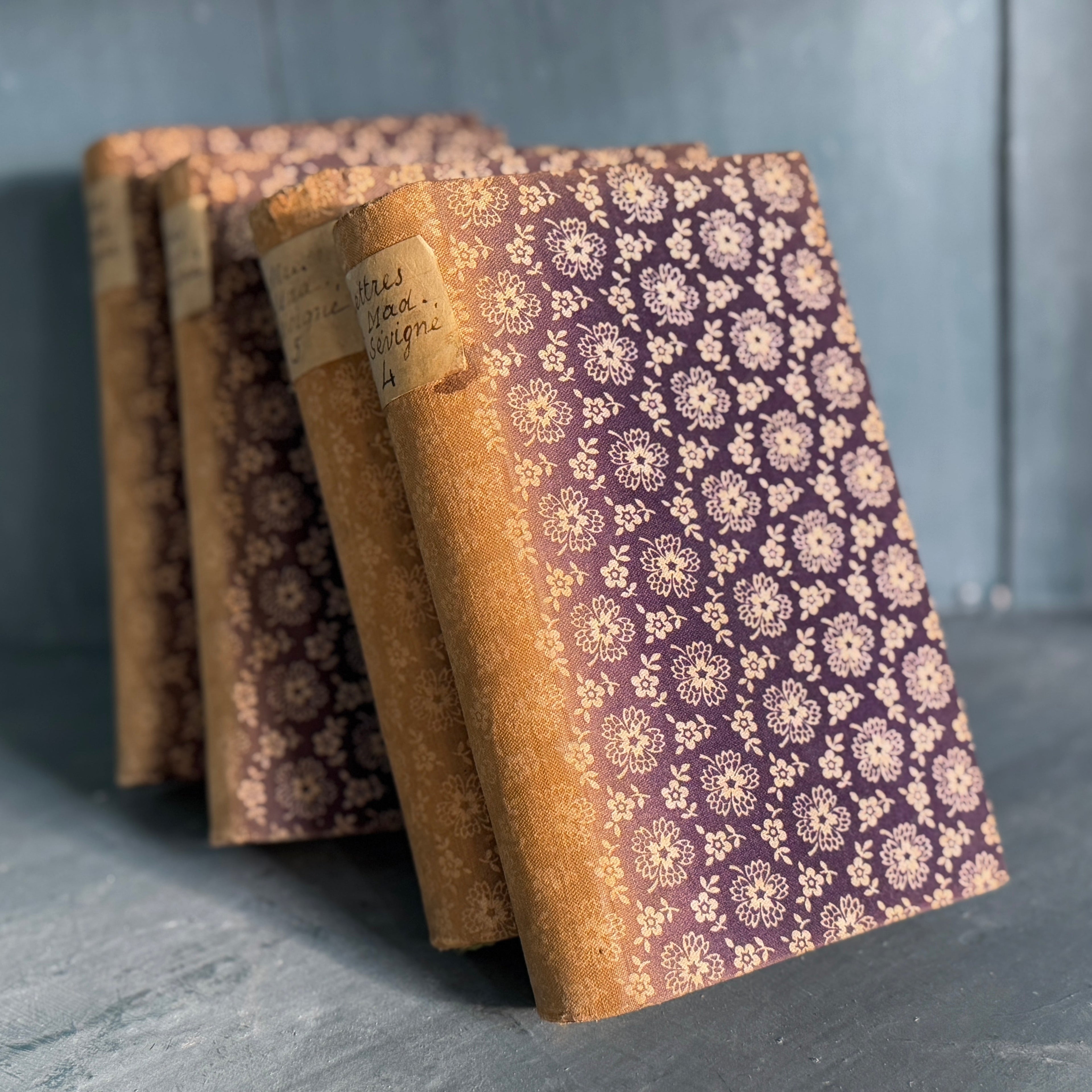 Livres anciens à motifs textiles, lot de 5