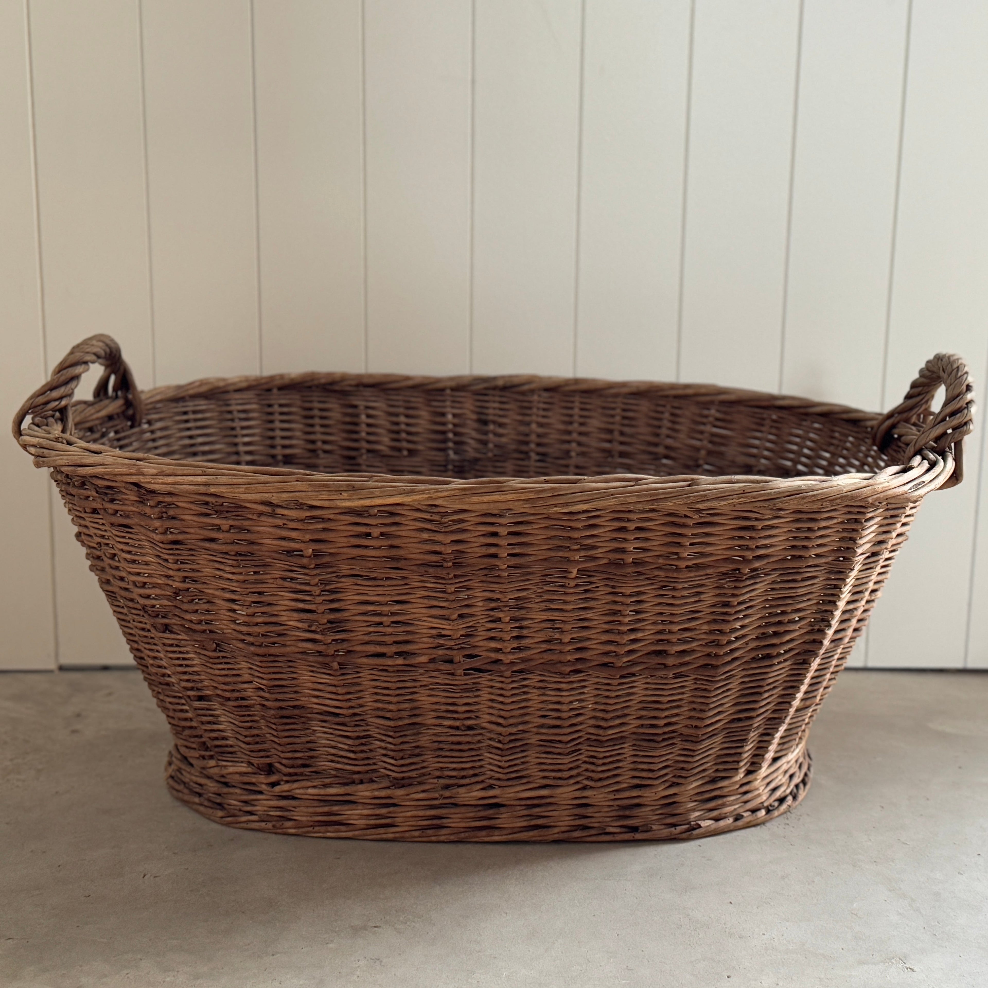 Panier à linge vintage en osier belge