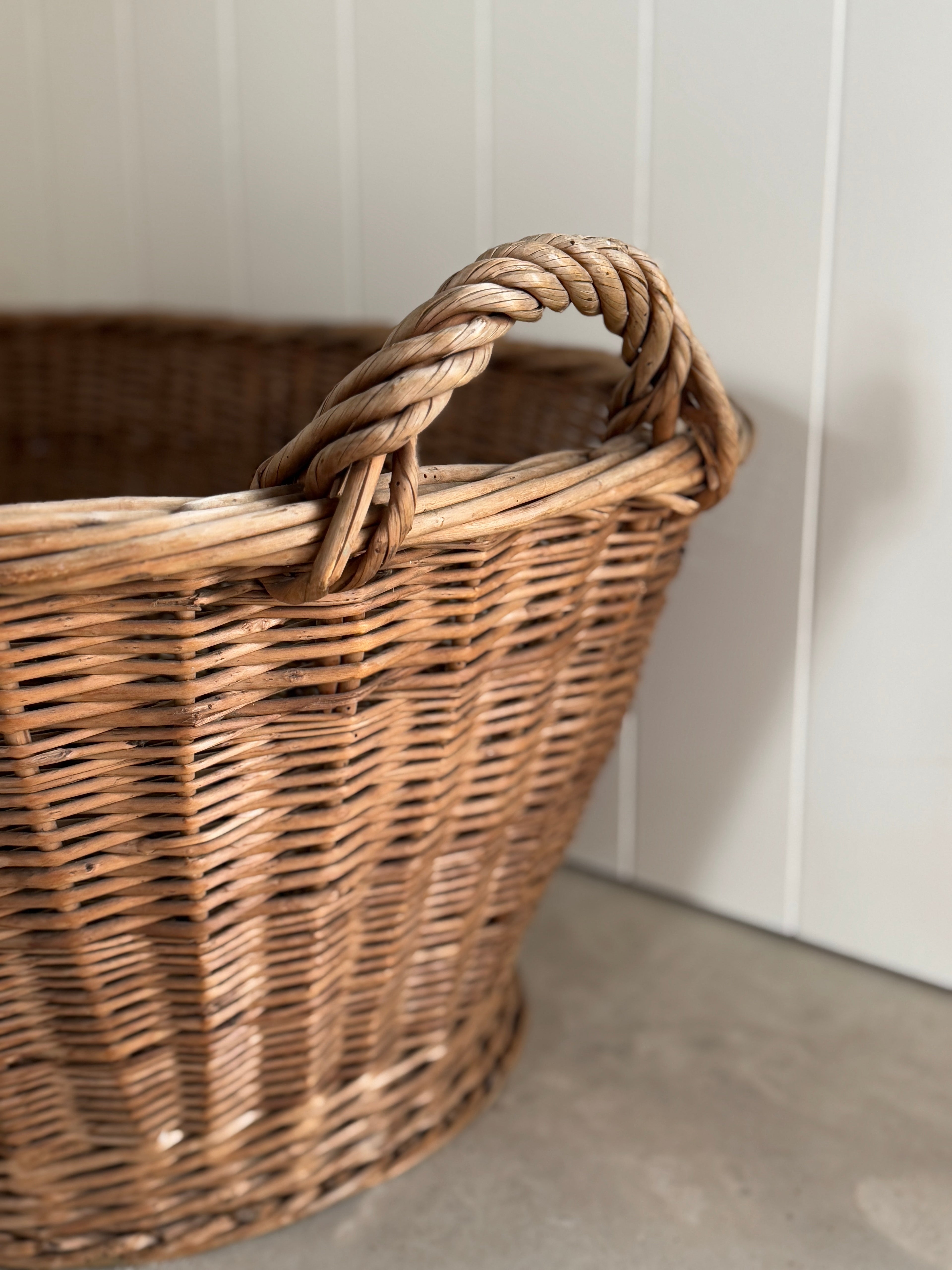 Panier à linge vintage en osier belge