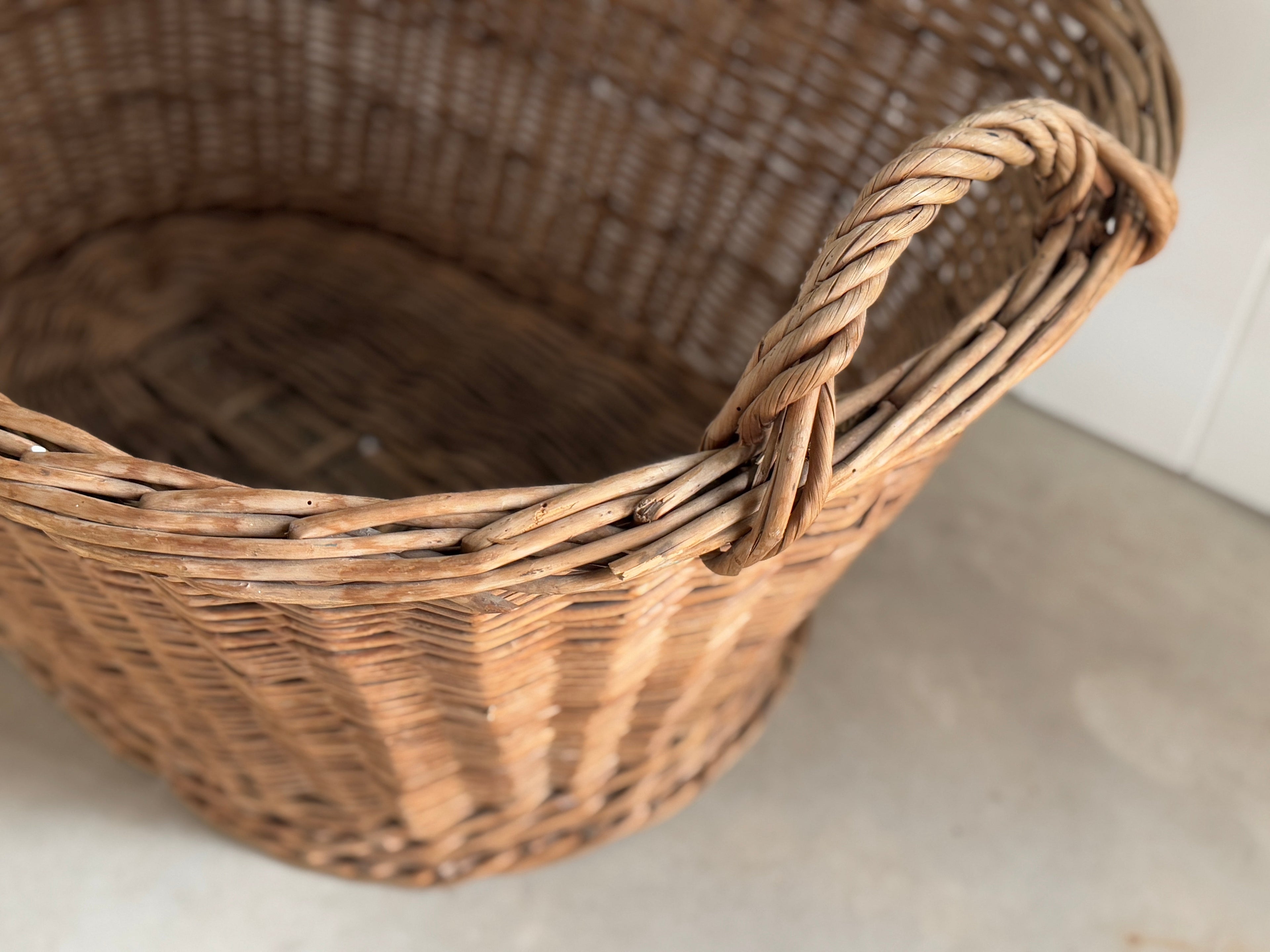 Panier à linge vintage en osier belge