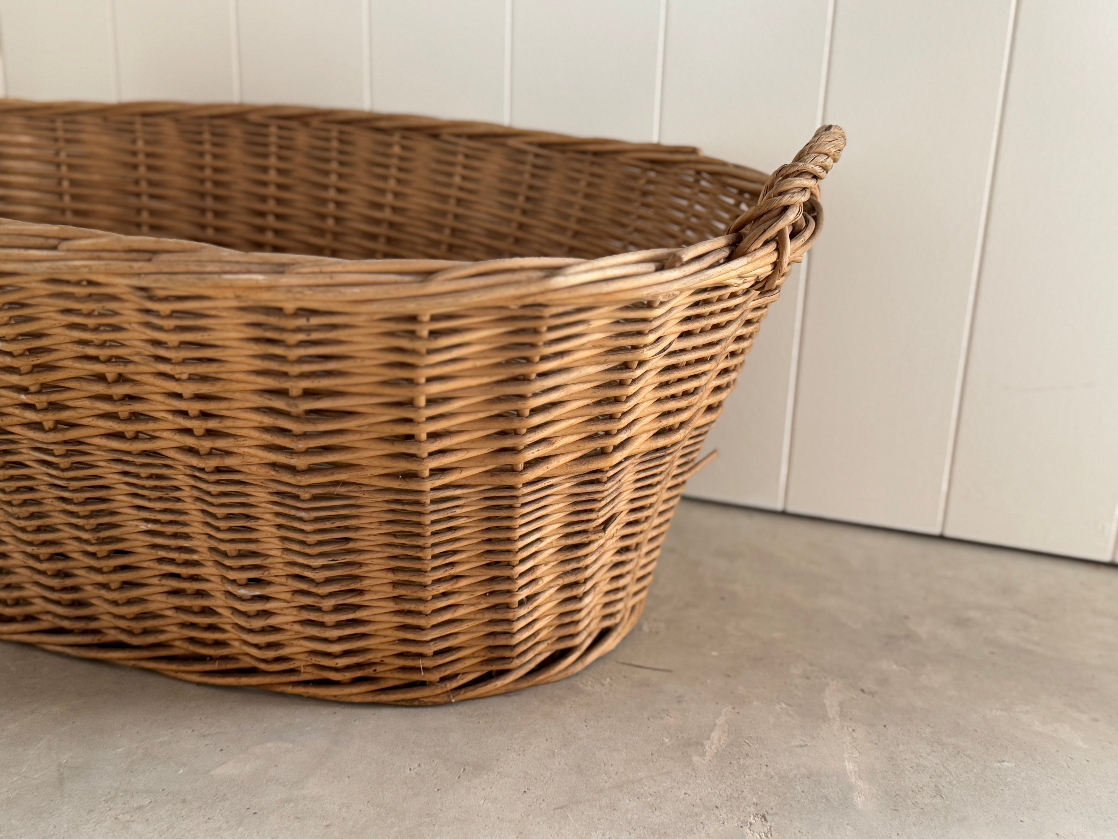 Panier à linge vintage en osier belge