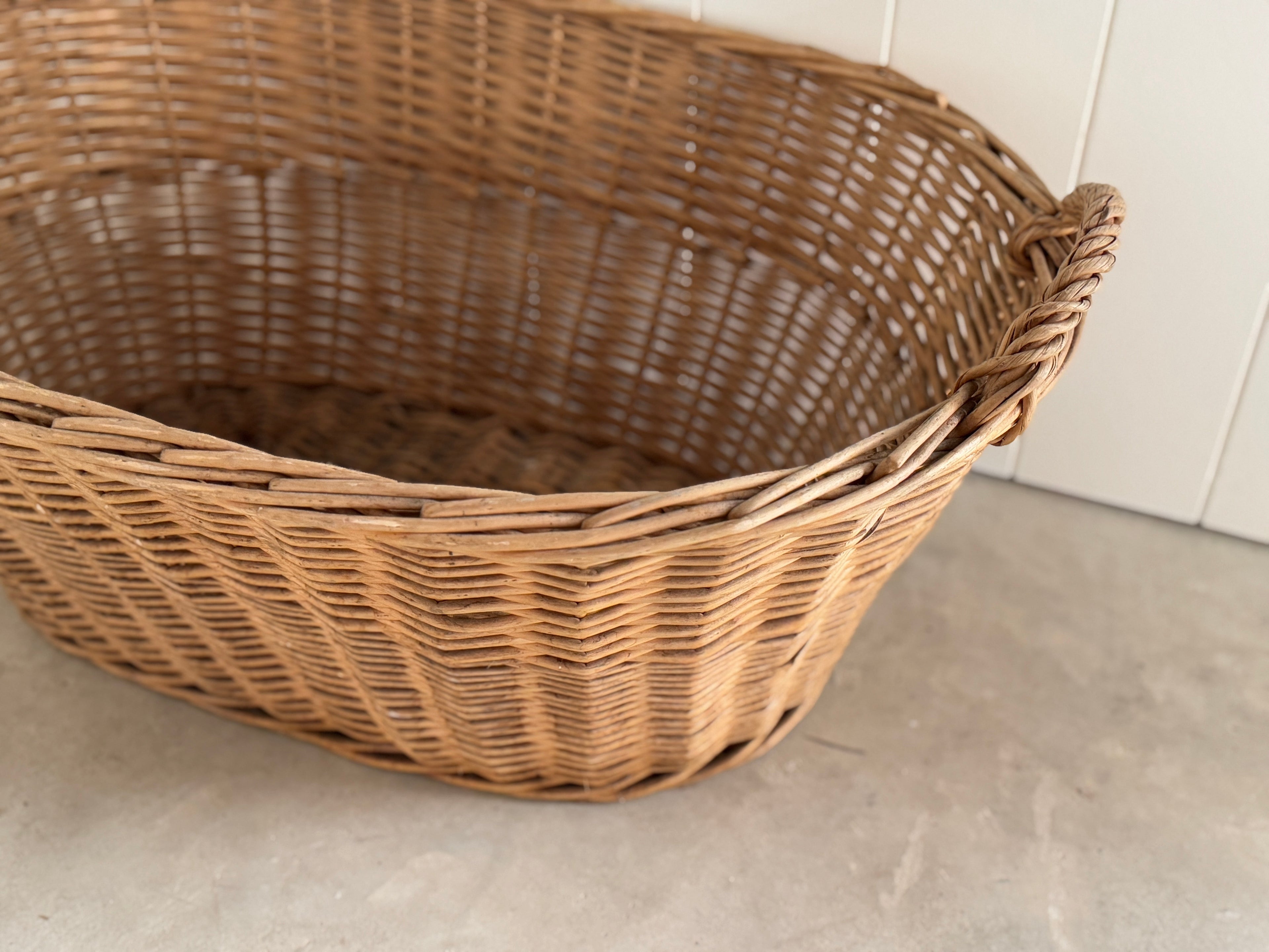 Panier à linge vintage en osier belge