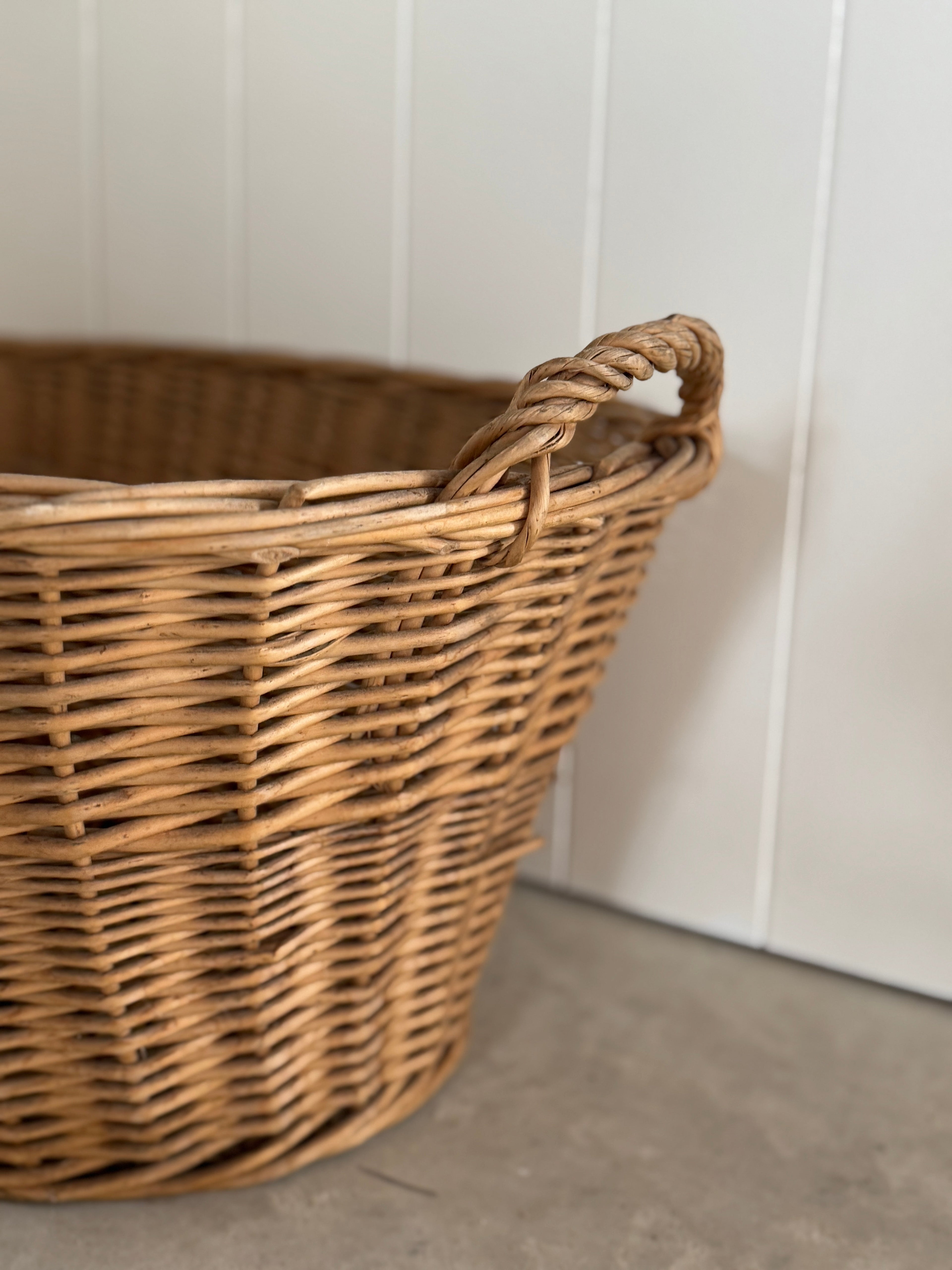 Panier à linge vintage en osier belge