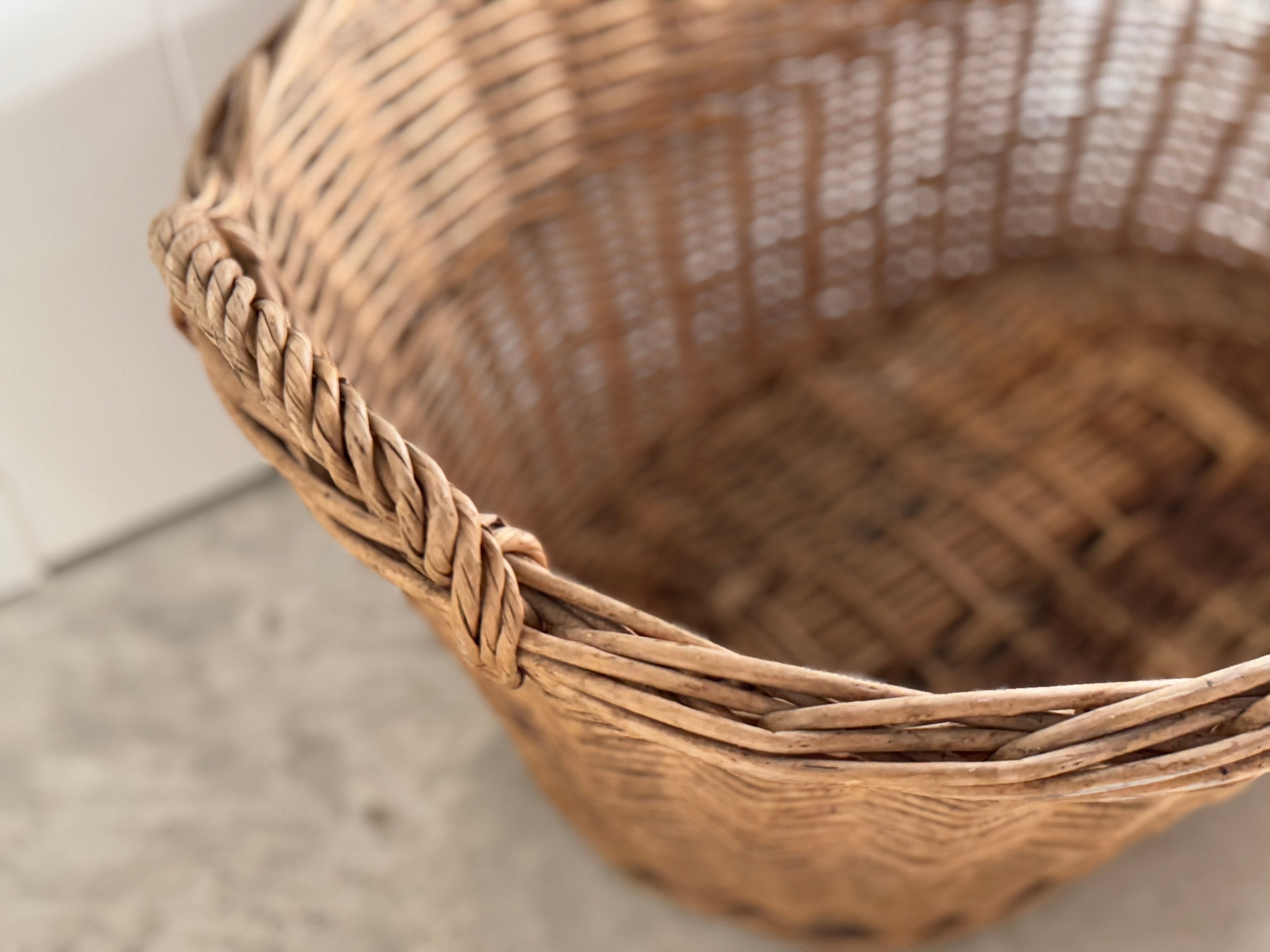 Panier à linge vintage en osier belge
