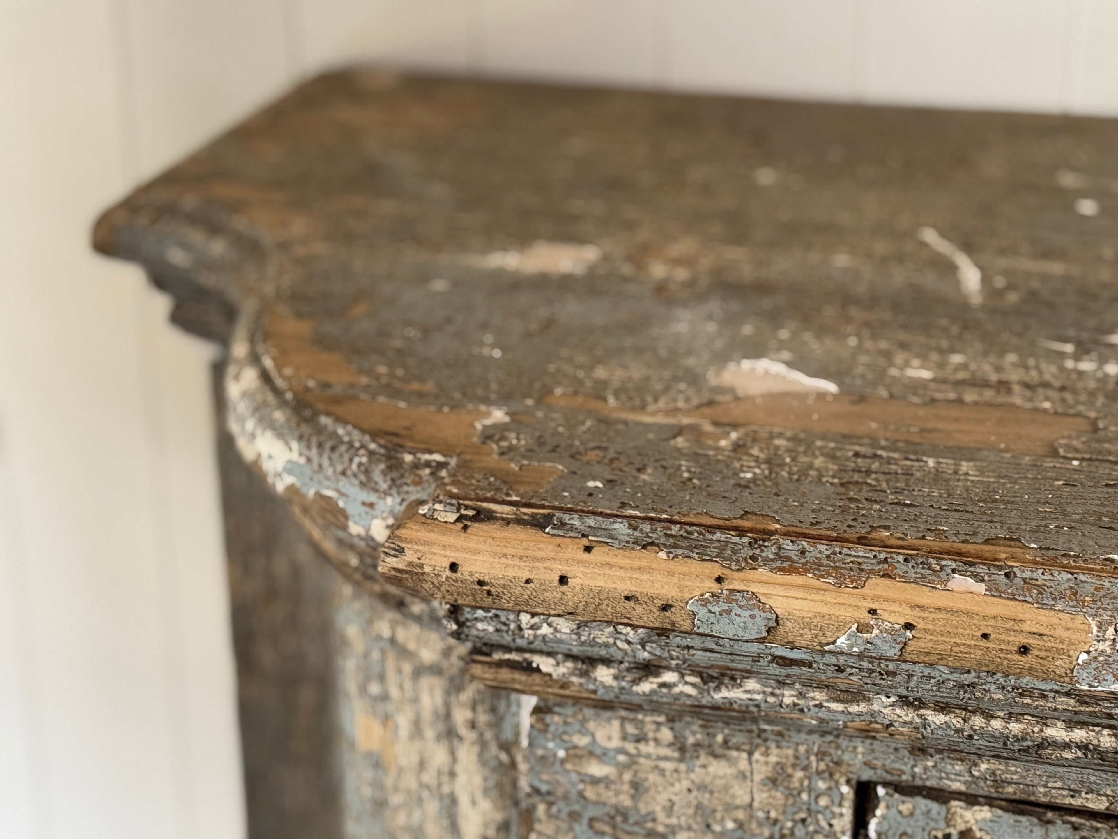 Superbe buffet de reproduction fabriqué à partir de bois toscan récupéré