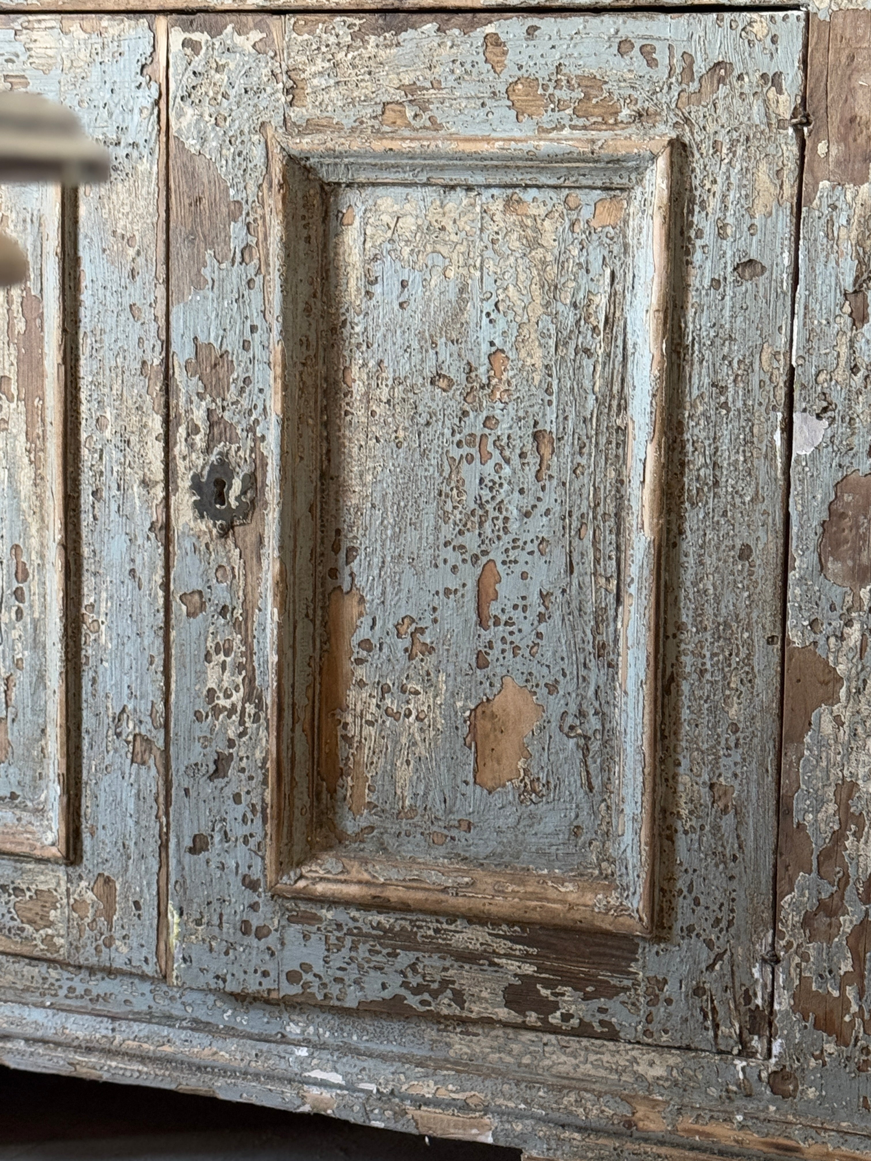 Superbe buffet de reproduction fabriqué à partir de bois toscan récupéré