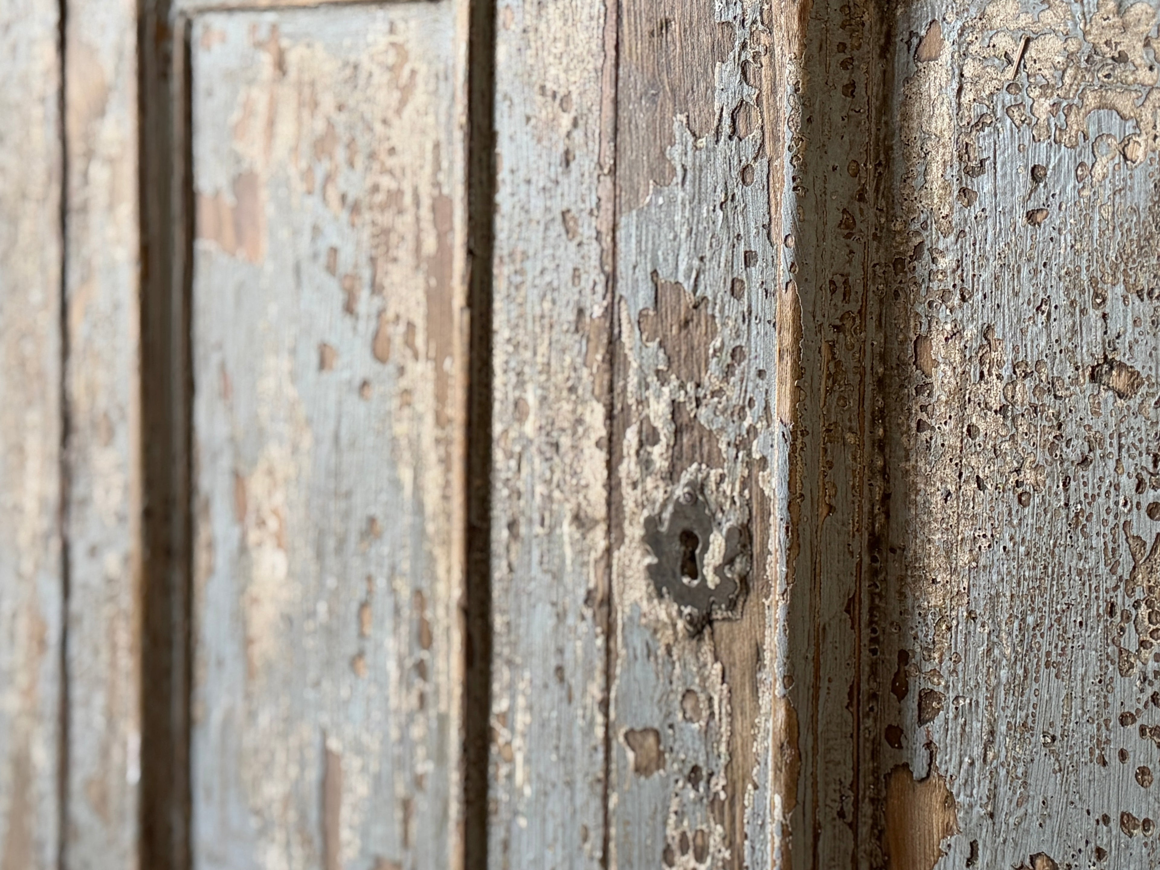 Superbe buffet de reproduction fabriqué à partir de bois toscan récupéré