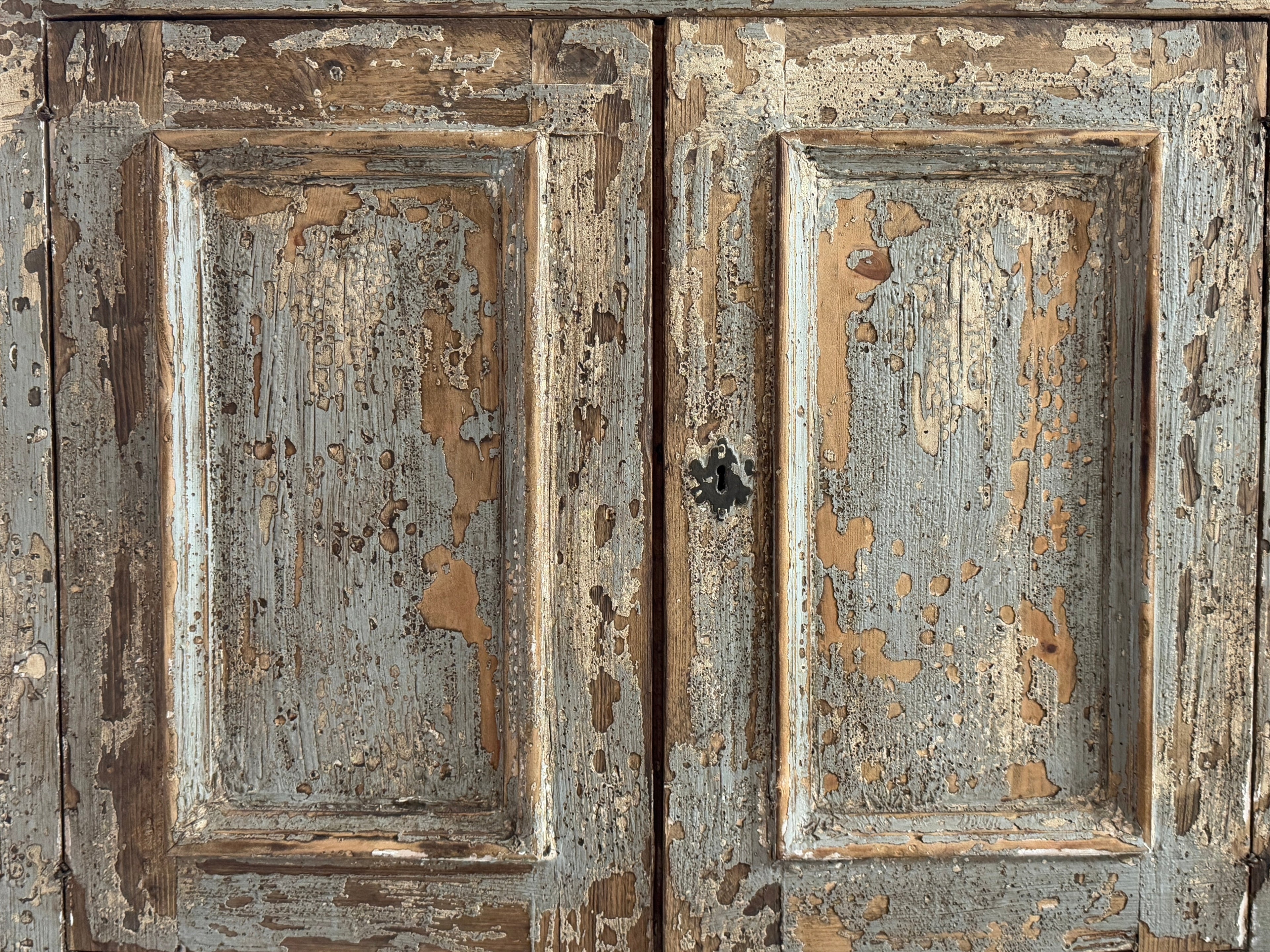 Superbe buffet de reproduction fabriqué à partir de bois toscan récupéré