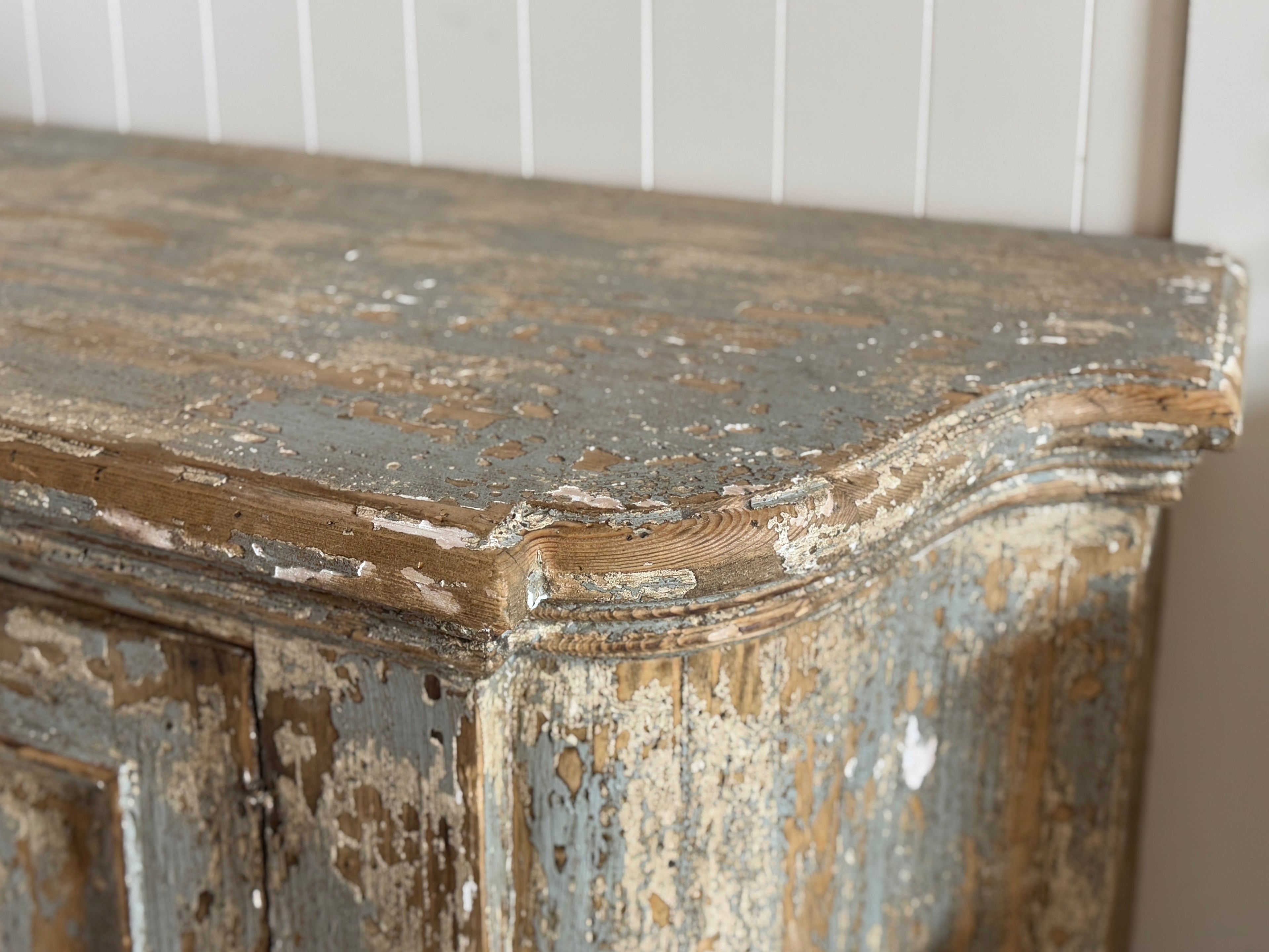 Superbe buffet de reproduction fabriqué à partir de bois toscan récupéré