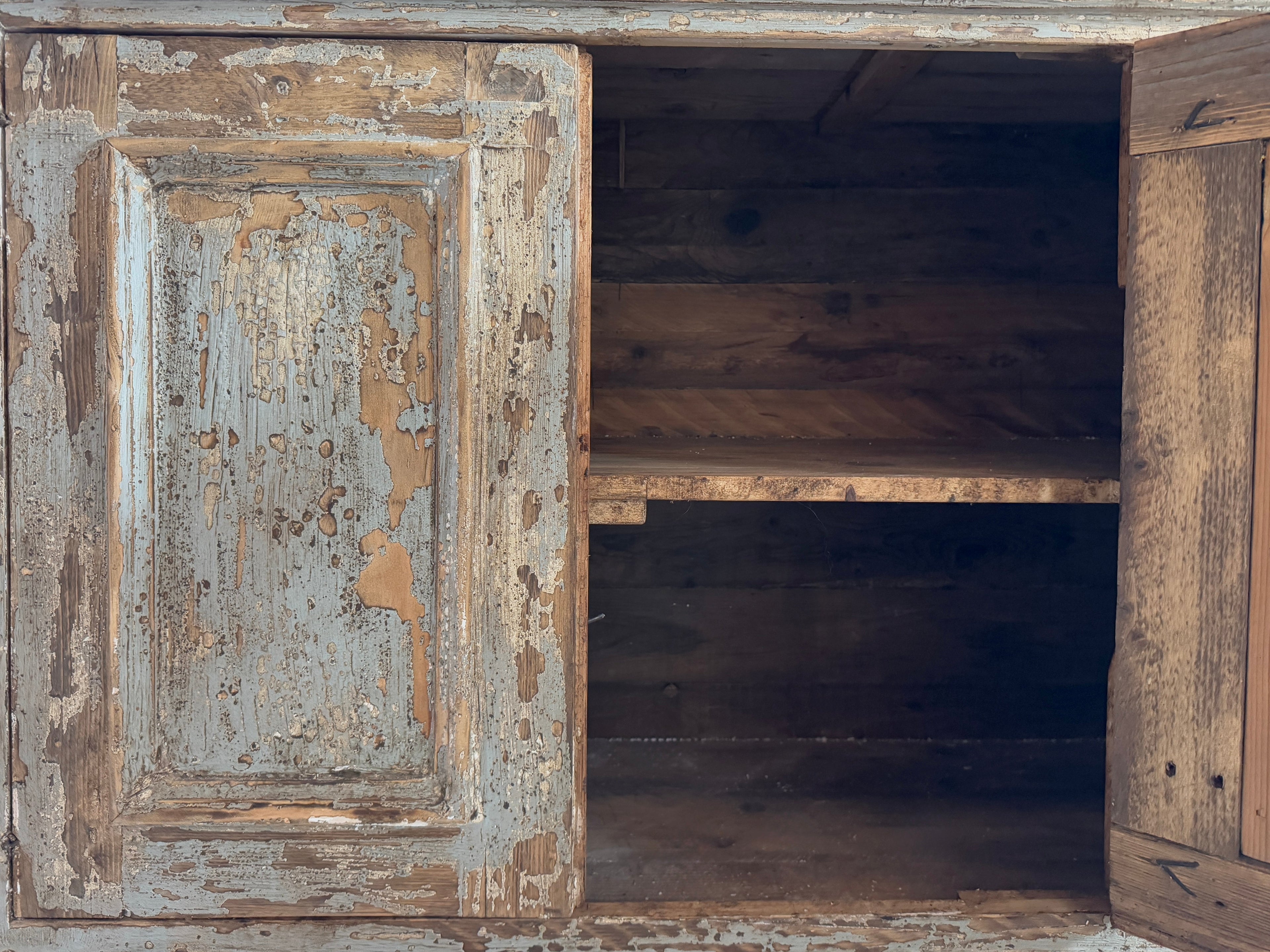 Superbe buffet de reproduction fabriqué à partir de bois toscan récupéré