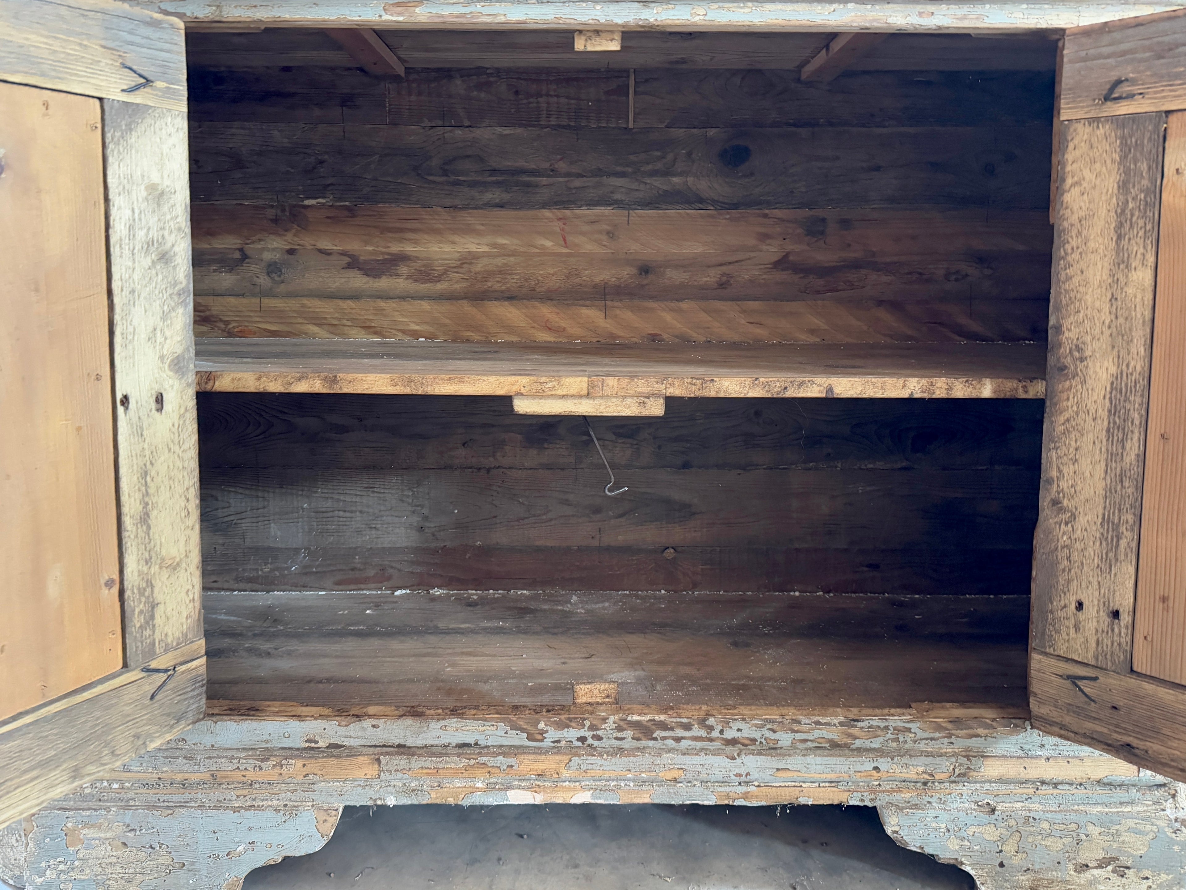 Superbe buffet de reproduction fabriqué à partir de bois toscan récupéré