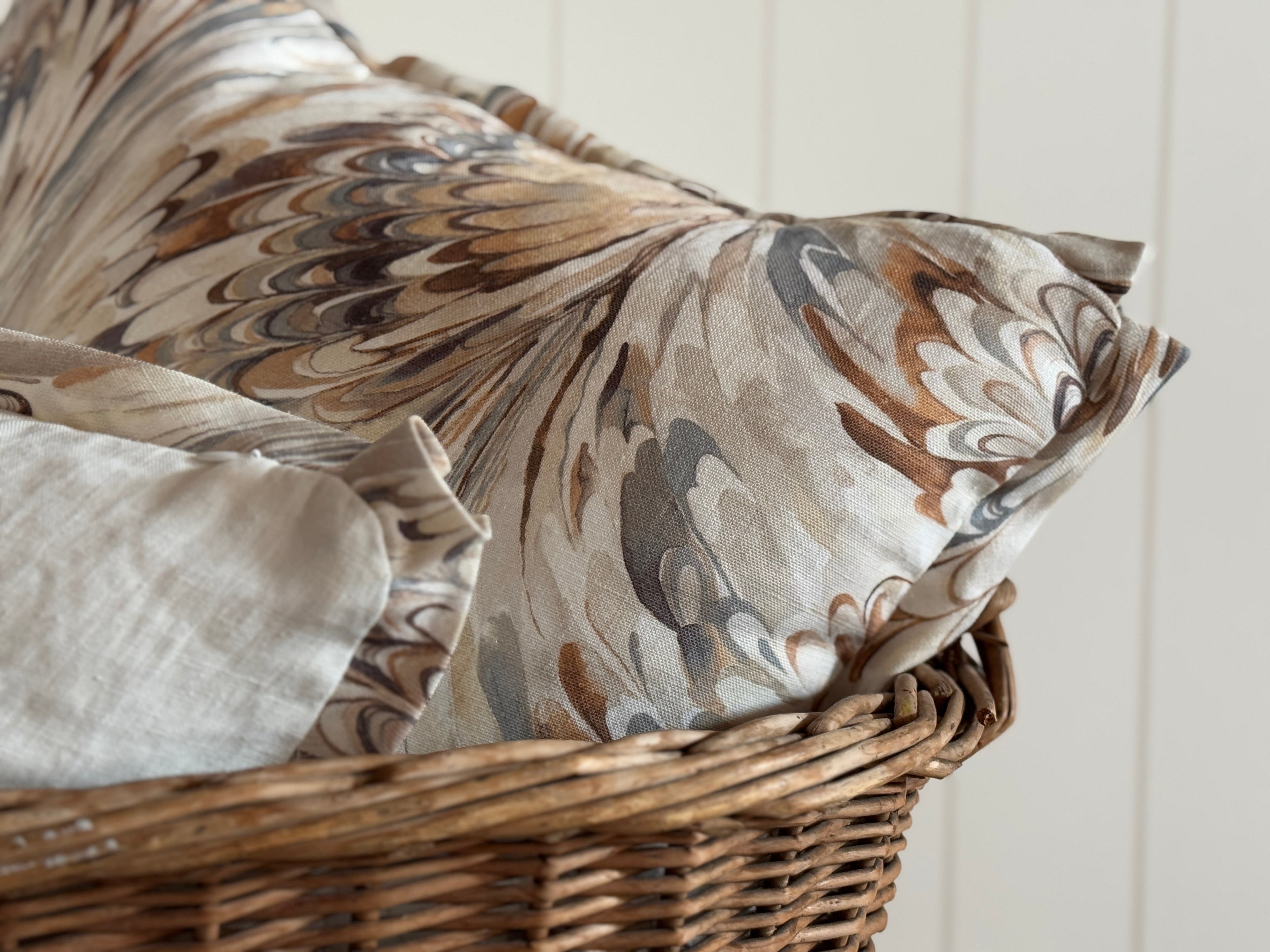 Housse de coussin marbrée avec bride assortie