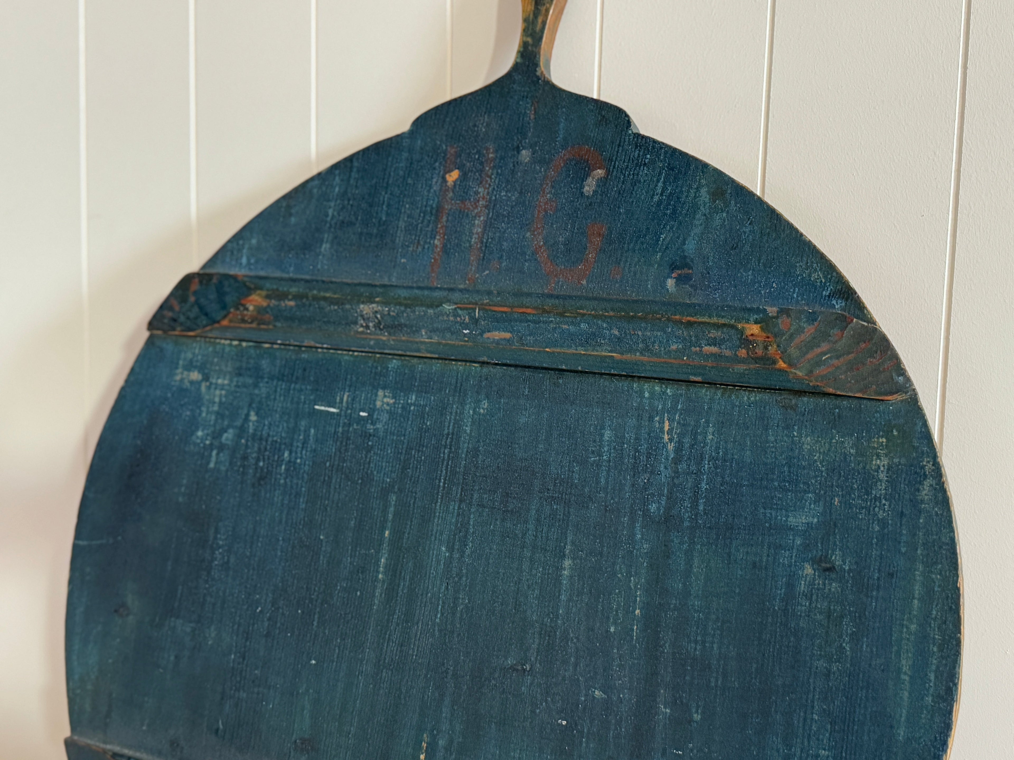 Superbe planche à pain antique bleu de Prusse