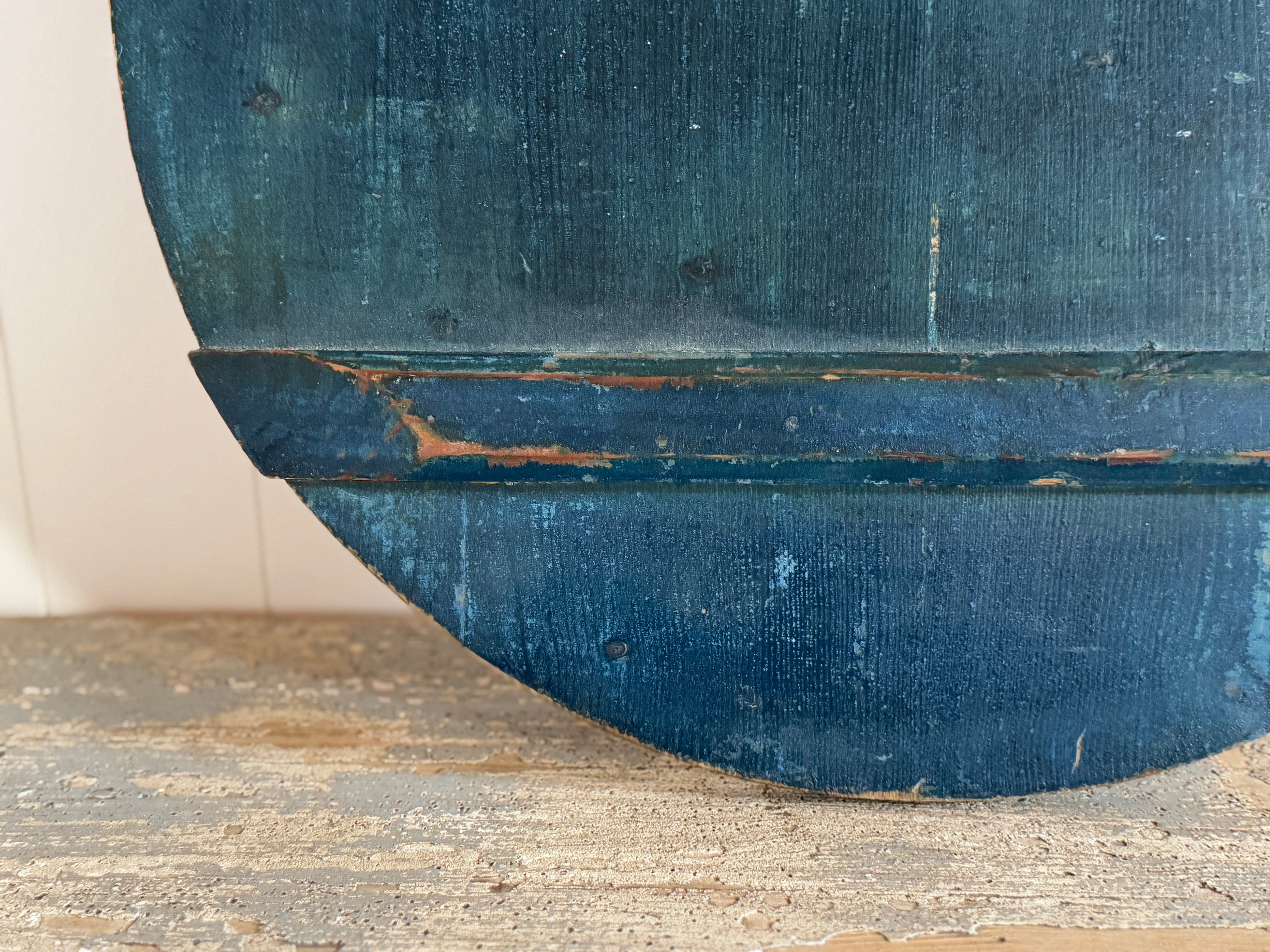 Superbe planche à pain antique bleu de Prusse