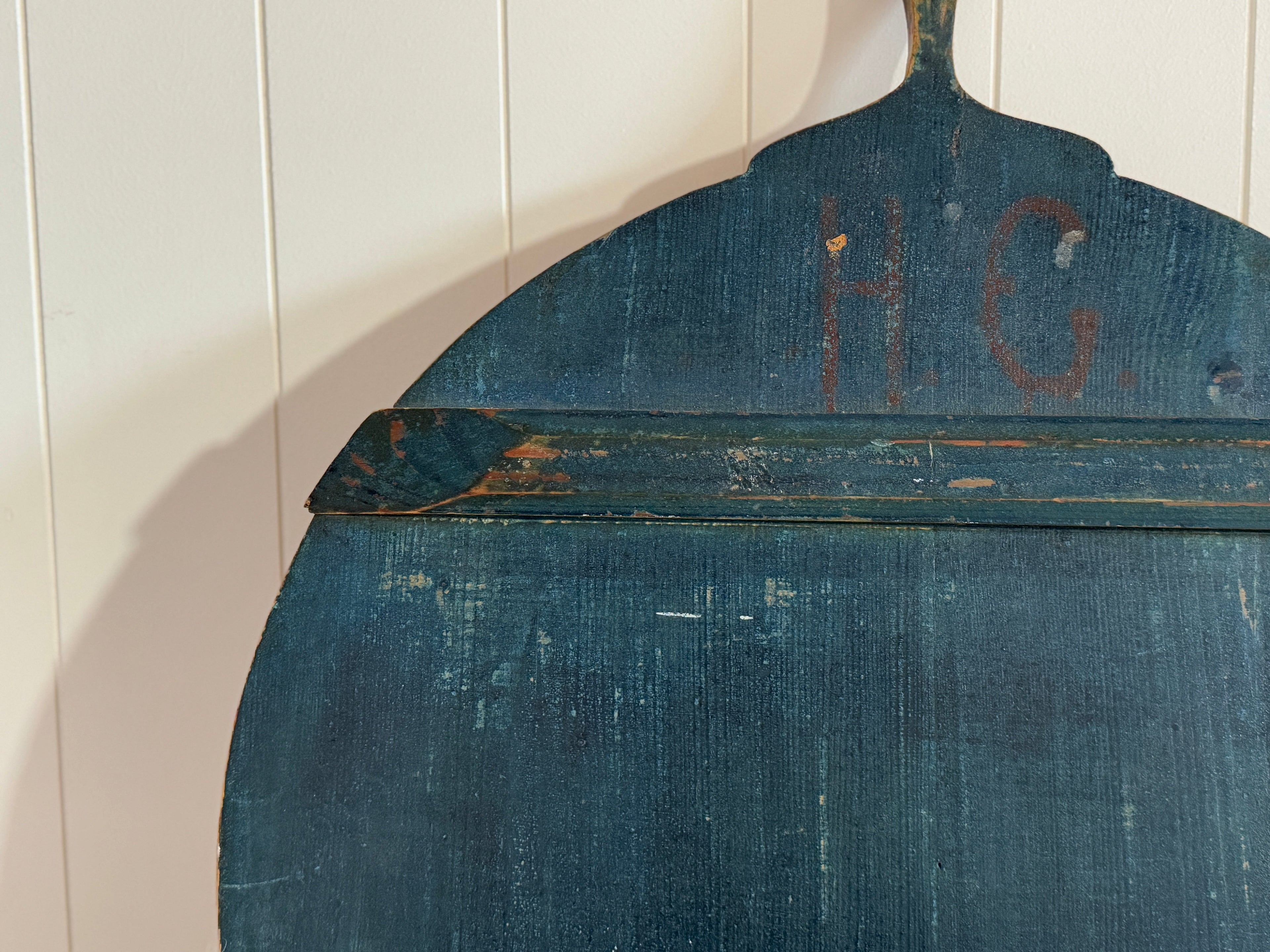 Superbe planche à pain antique bleu de Prusse