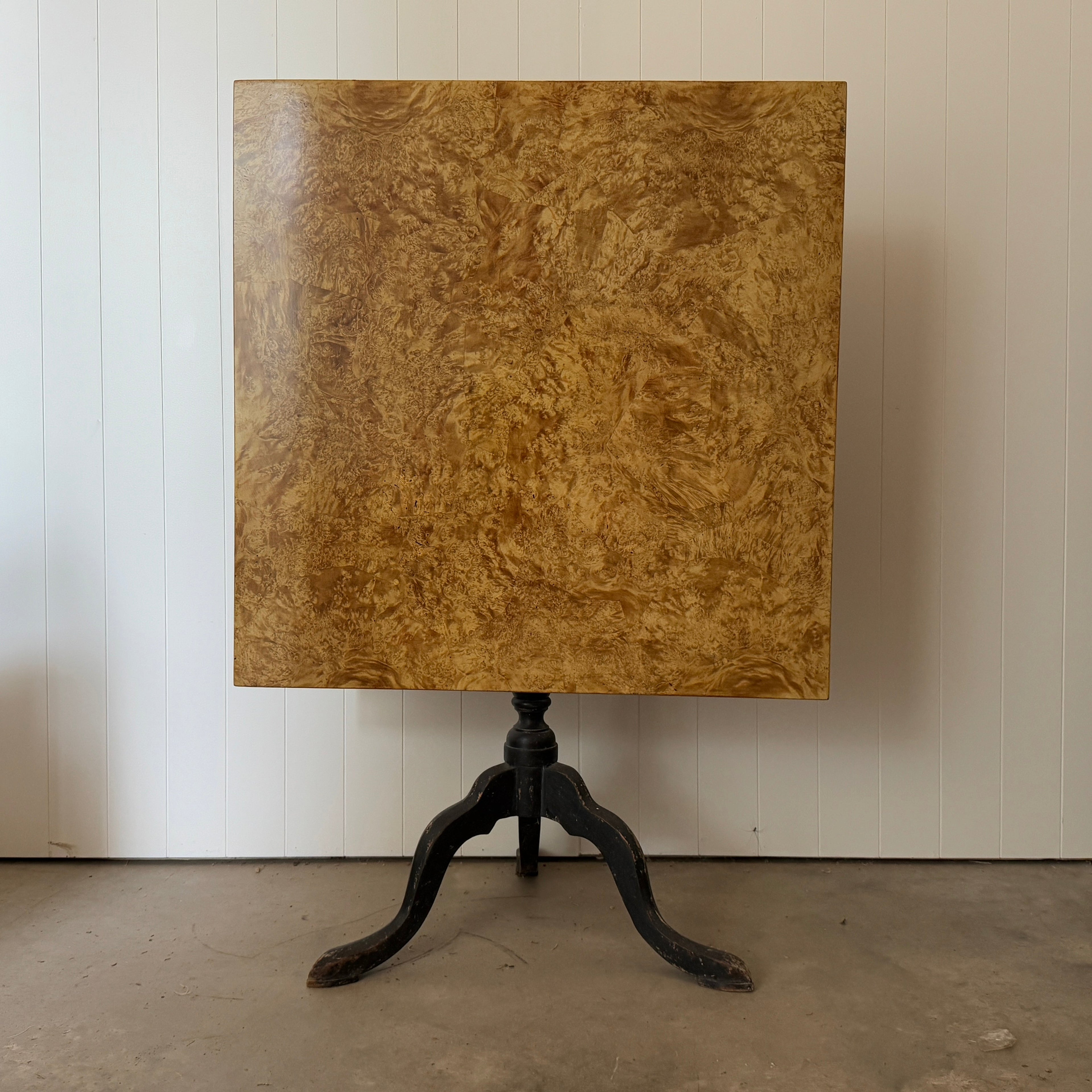 Table suédoise antique à plateau basculant en racine d'aulne blanchie, vers 1920