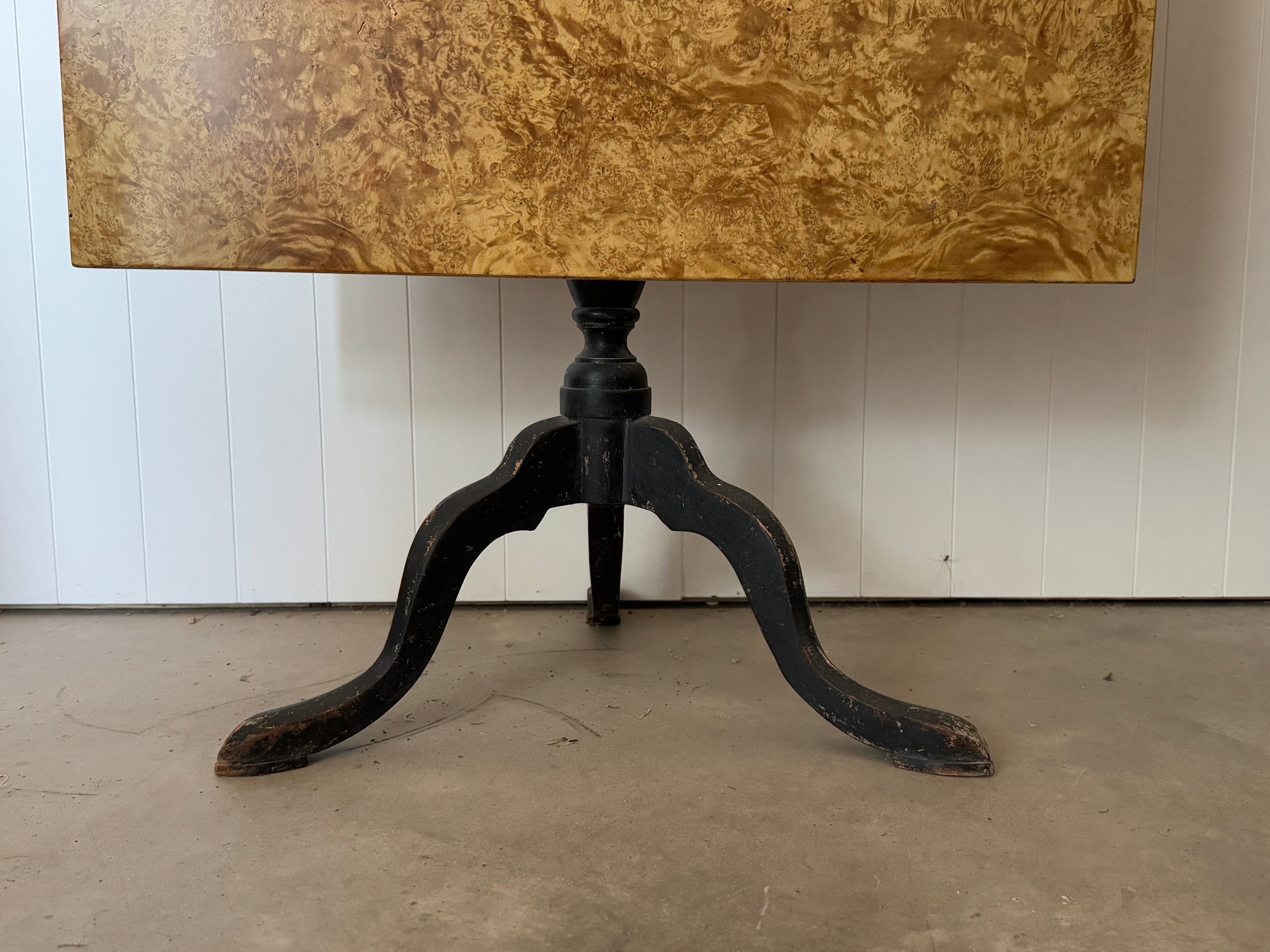 Table suédoise antique à plateau basculant en racine d'aulne blanchie, vers 1920