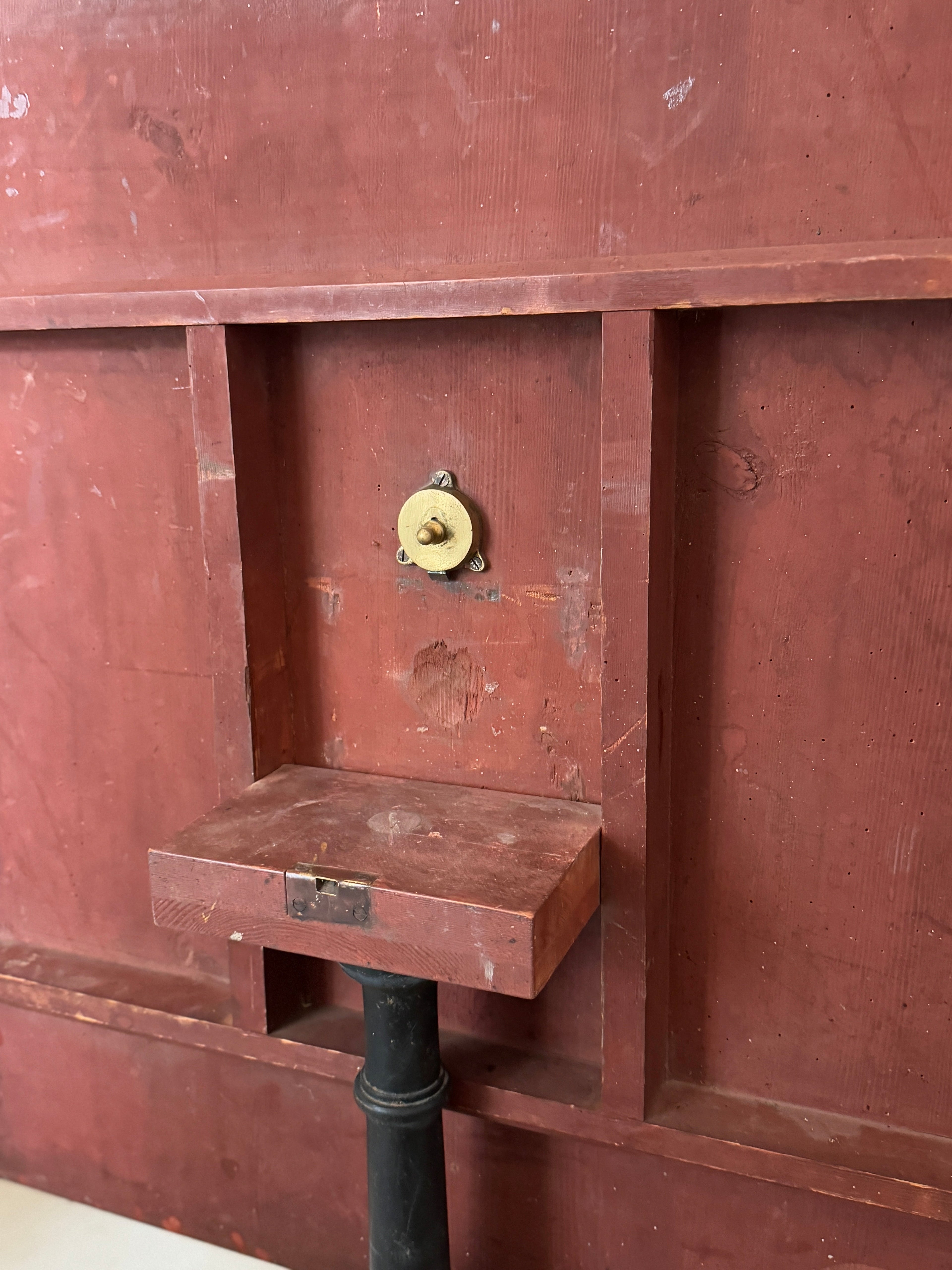 Table suédoise antique à plateau basculant en racine d'aulne blanchie, vers 1920