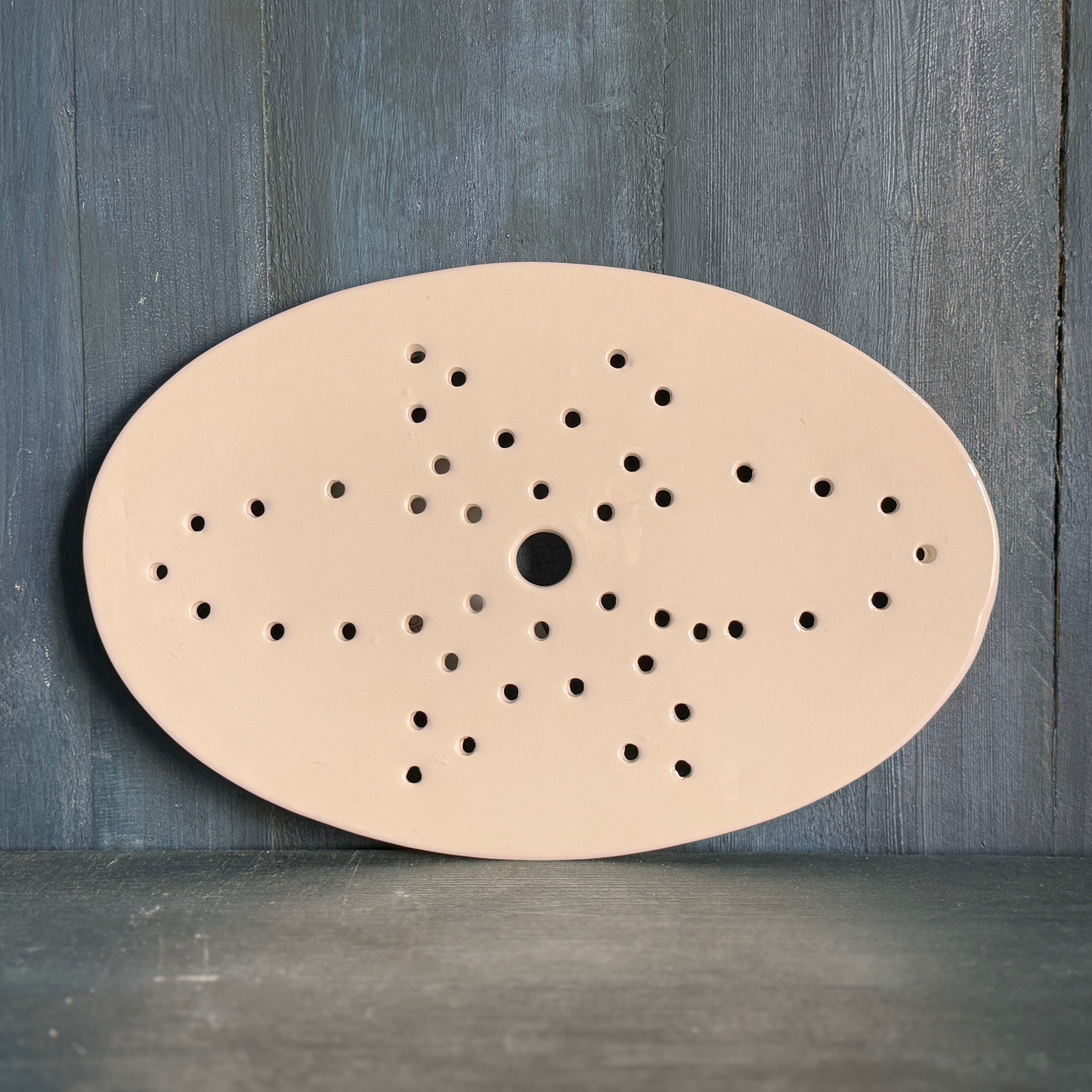 Passoire antique en grès ferreux belge