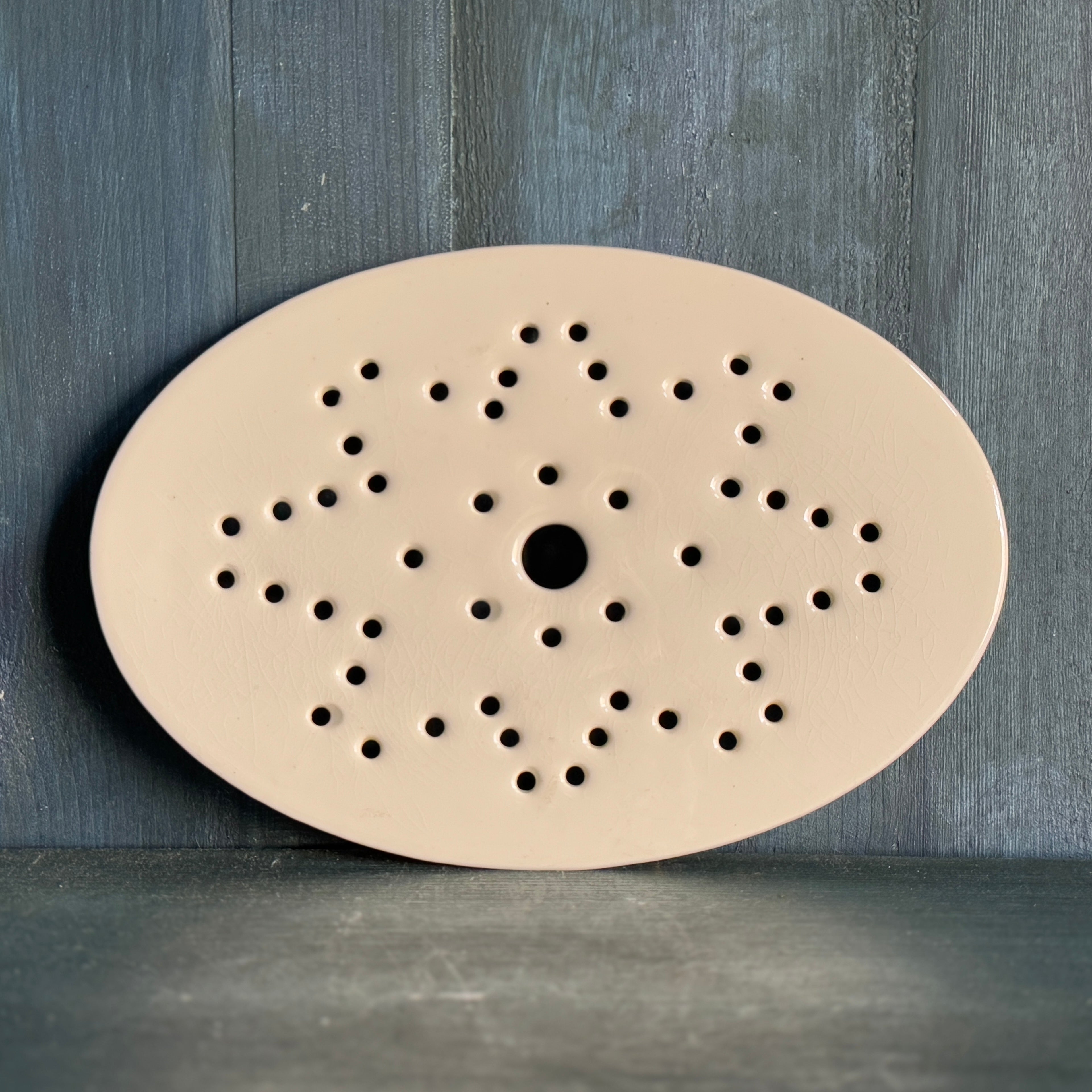 Passoire antique en grès ferreux belge