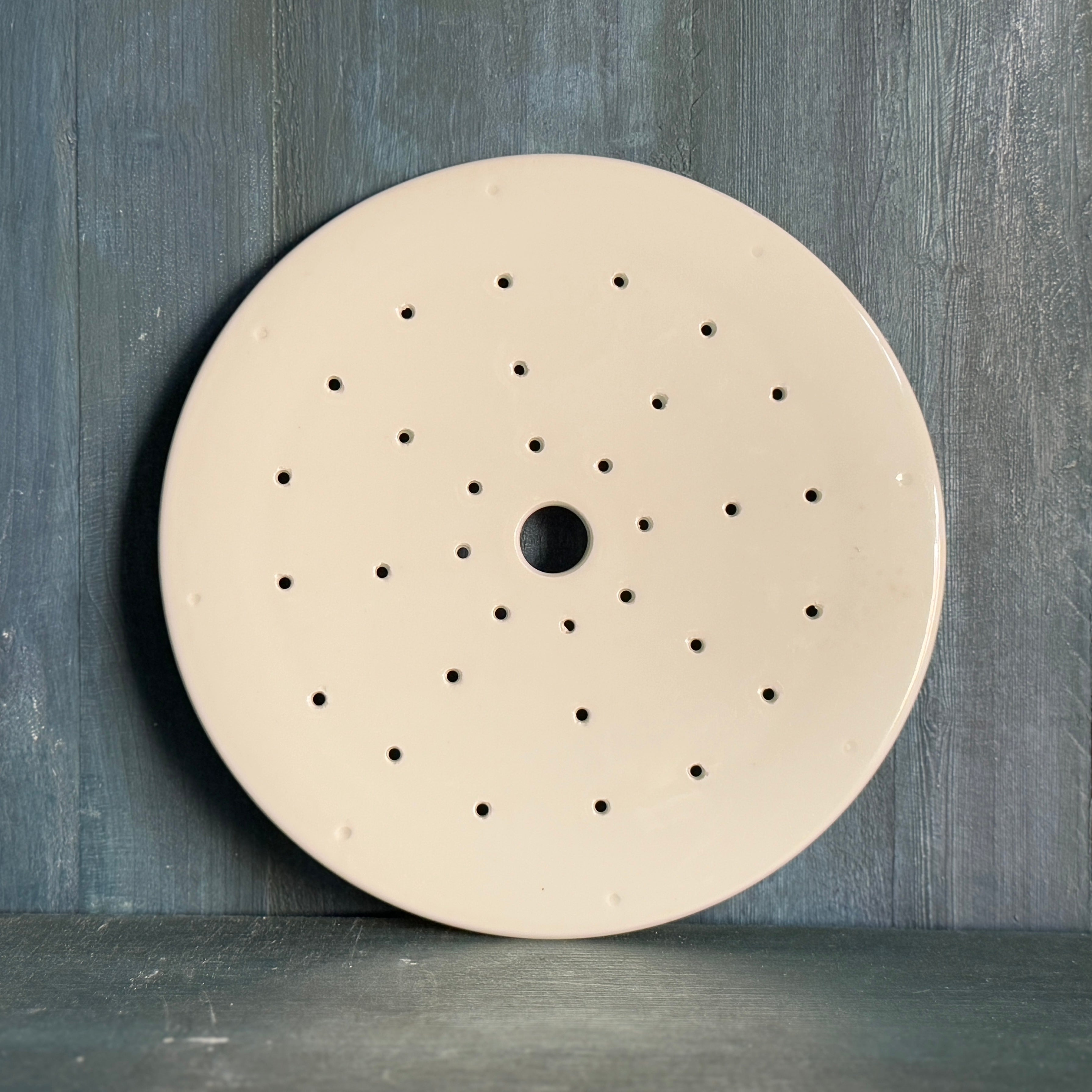 Passoire antique en grès ferreux belge