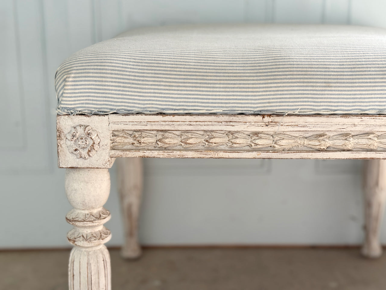 Tabouret suédois sculpté à la main vers 1880