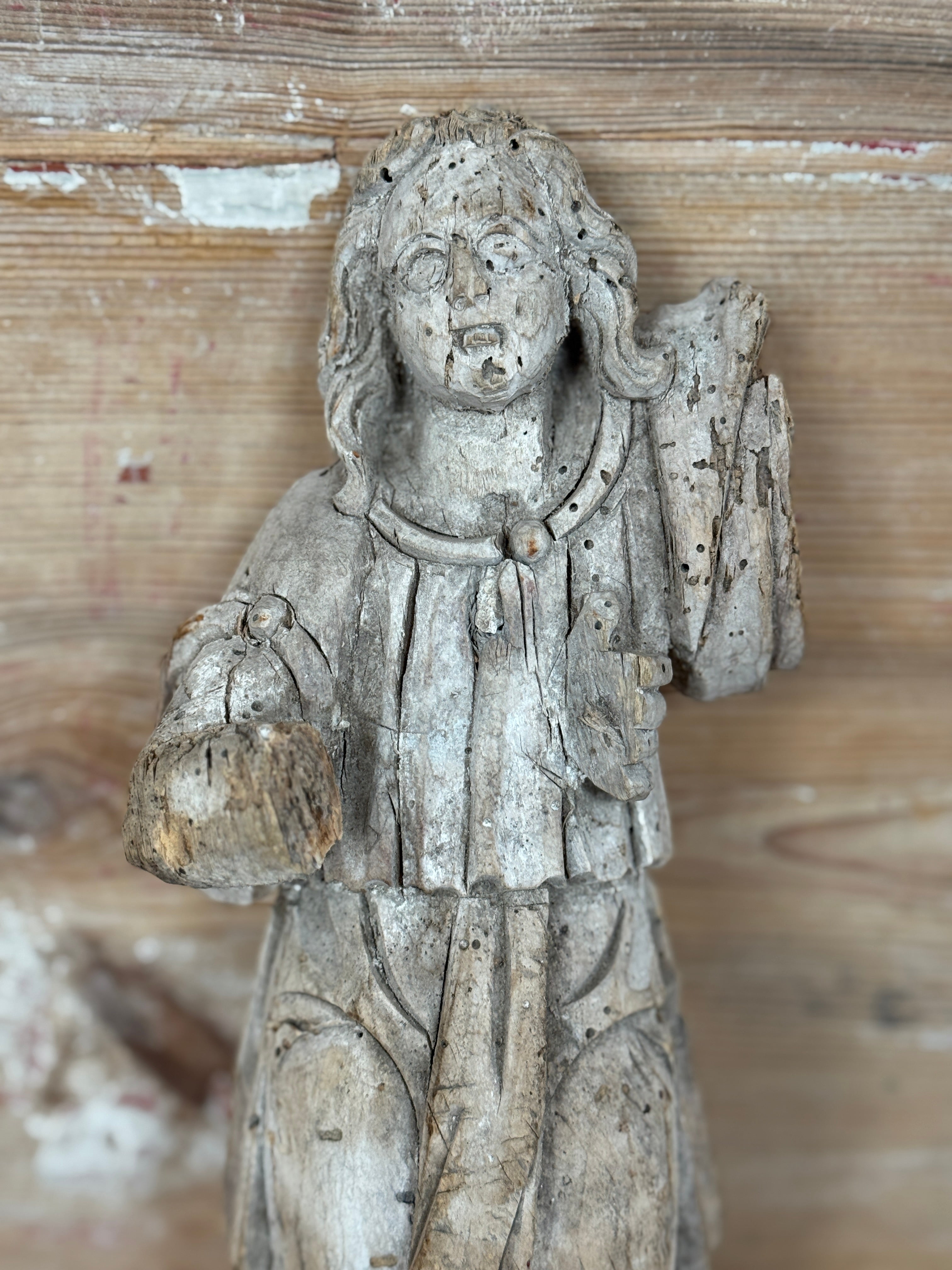 Statue en bois du XVIIIe siècle représentant un saint