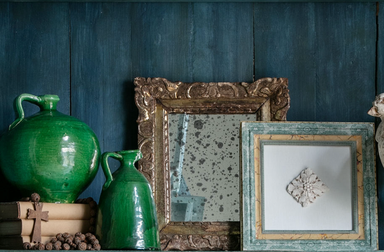 Cadre doré sculpté à la main du XVIIIe siècle avec miroir neuf