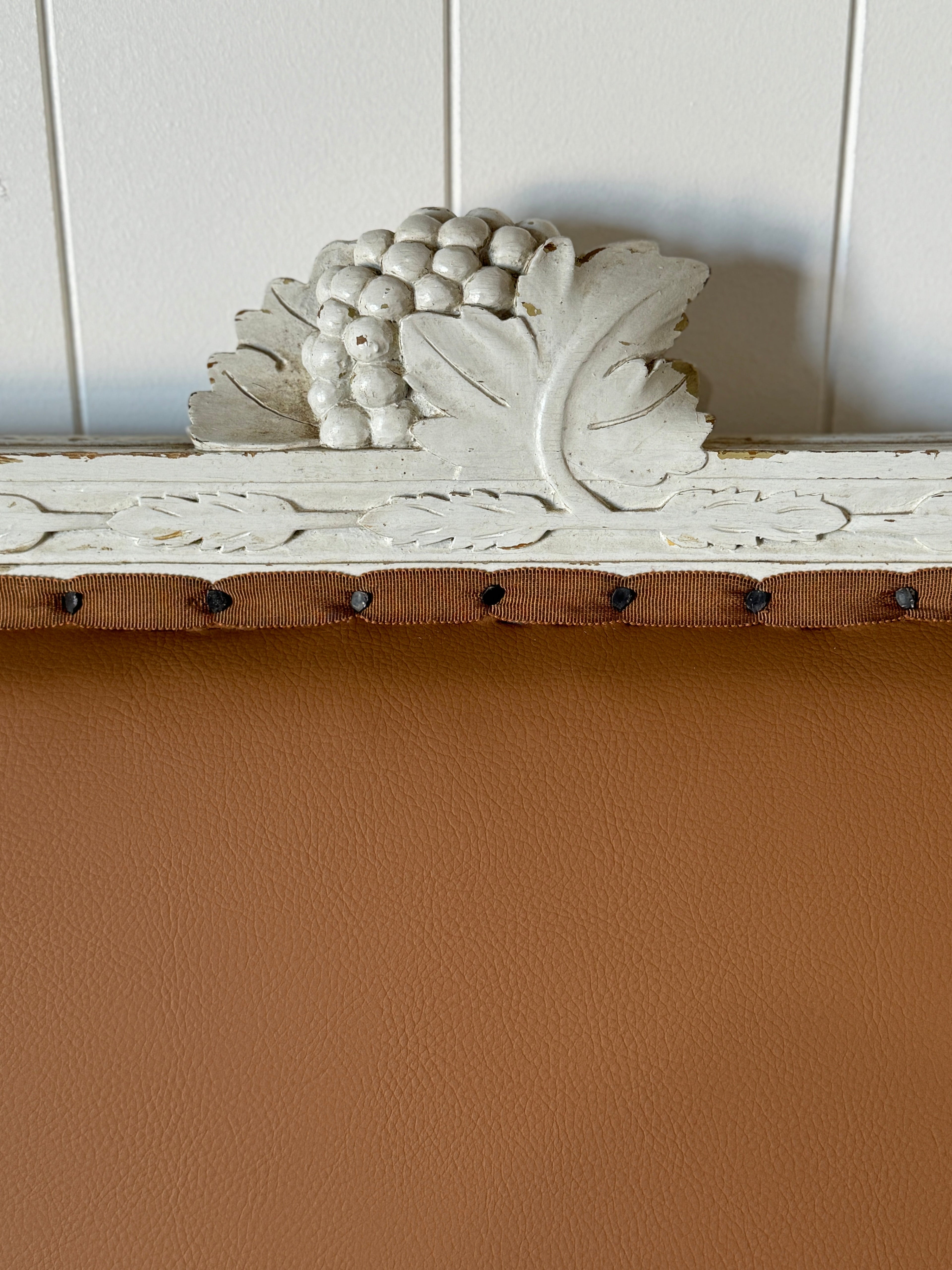 Canapé suédois antique recouvert de cuir tabac