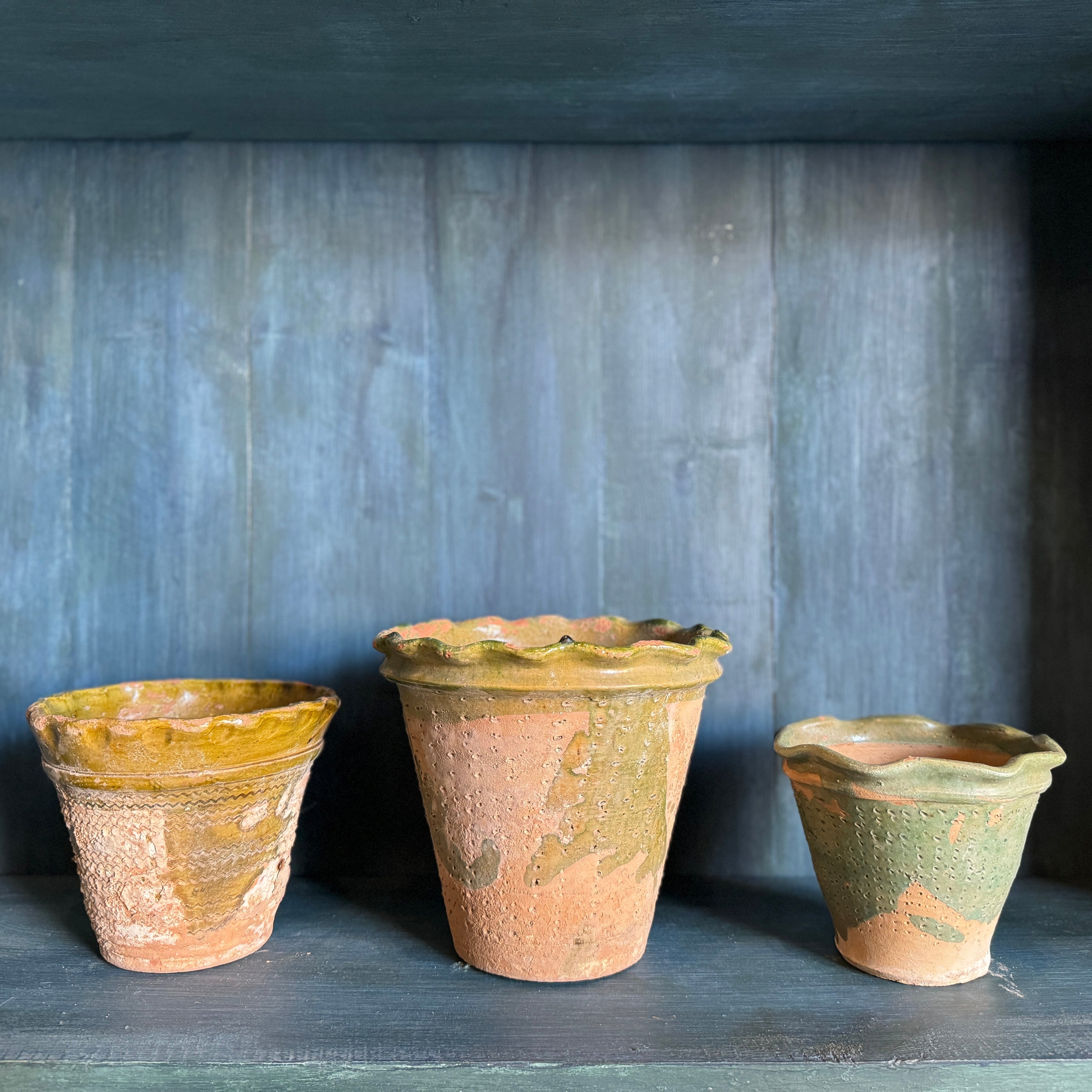 Pot vintage en terre cuite festonné avec détails émaillés verts