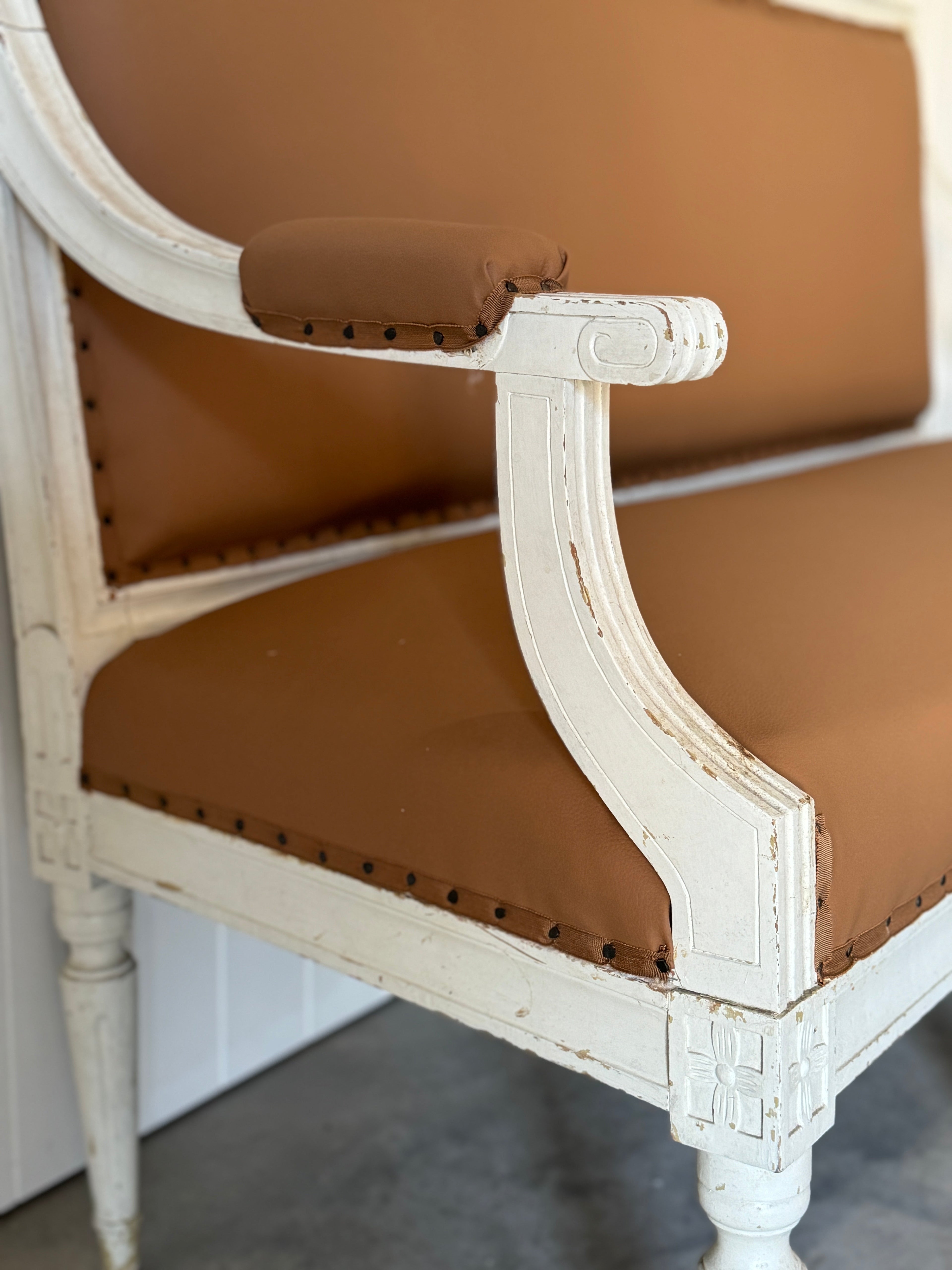 Canapé suédois antique recouvert de cuir tabac